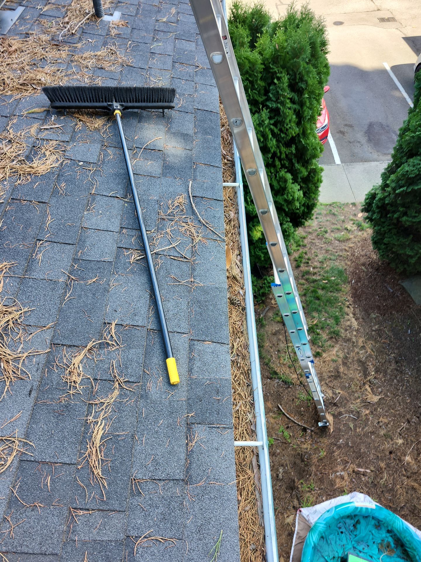 HOA gutter cleaning before photo.