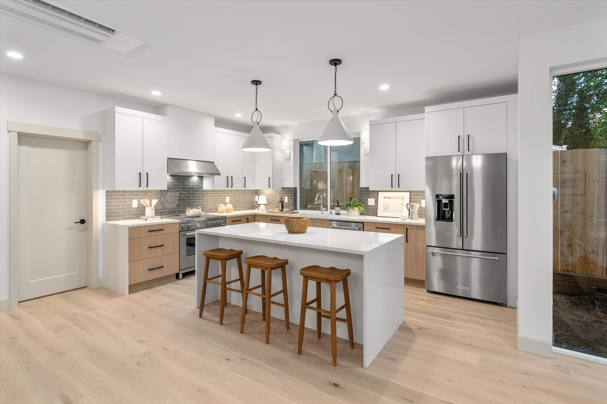 Maple Leaf 6-unit new construction by LinMak Construction