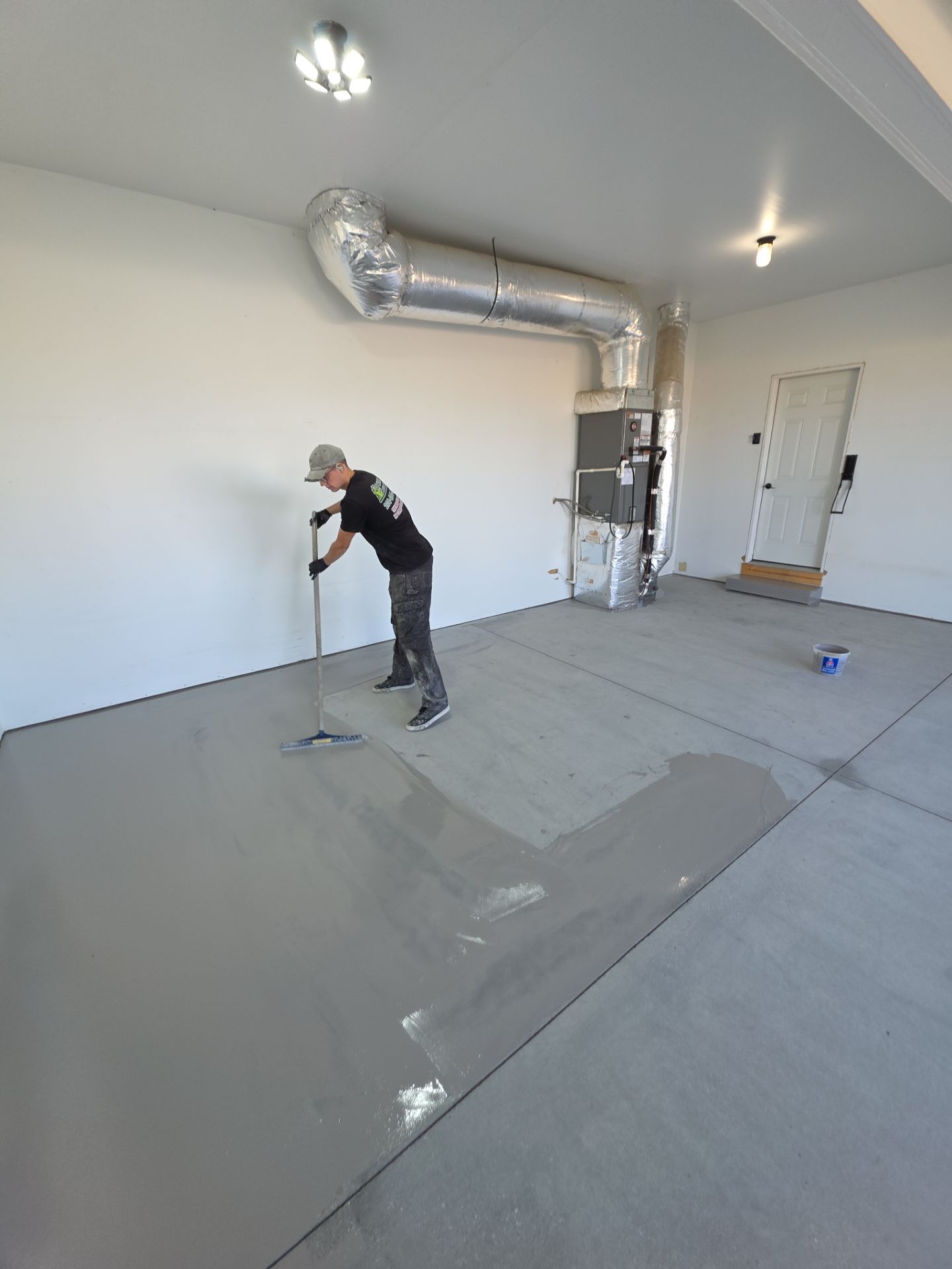 Polyaspartic Garage Floor Coating With Slate Hybrid Flake in Davenport by Croc Coatings, LLC