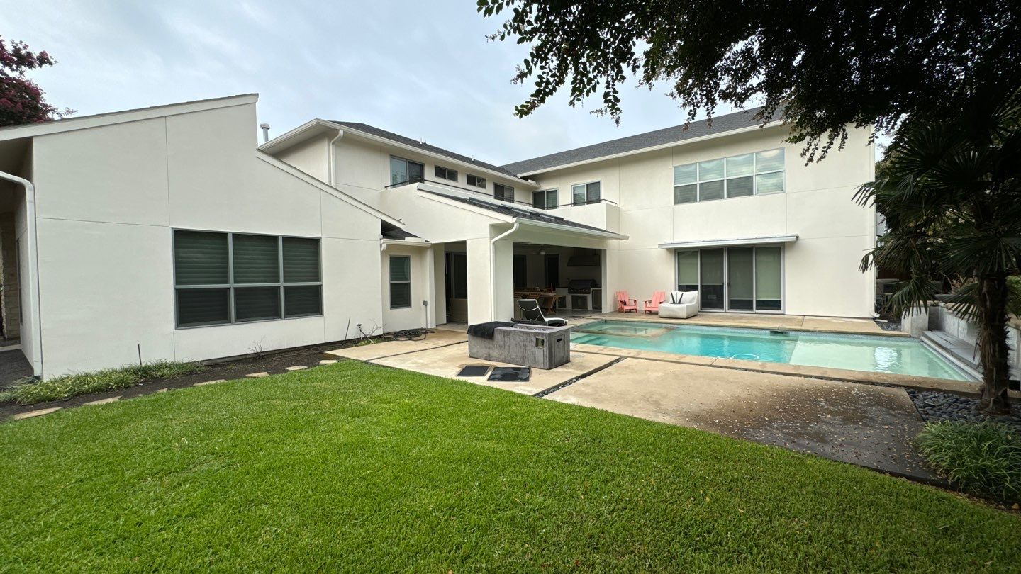 Exterior Painting: Trim & Stucco by Nomad Painting