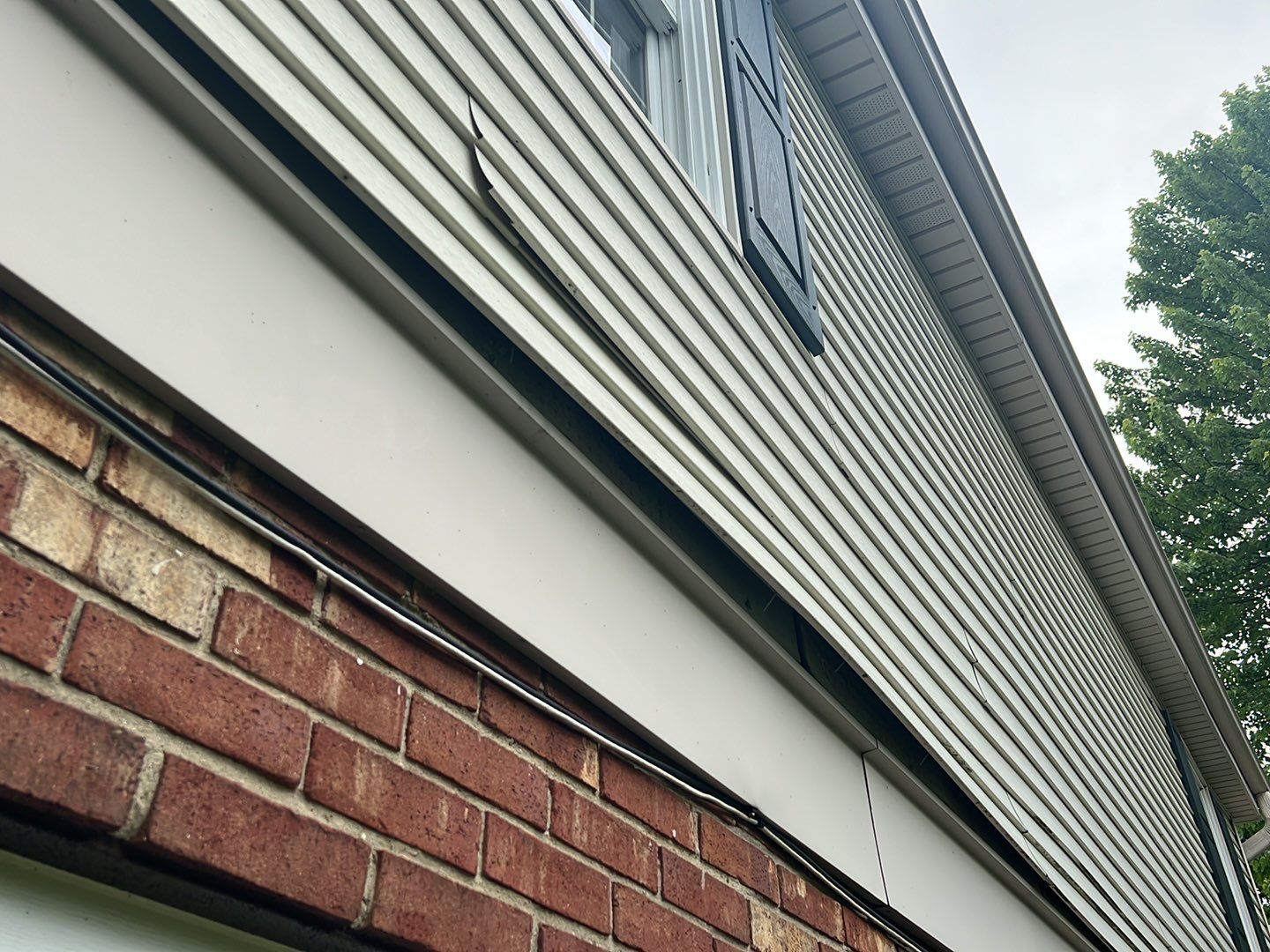 Siding Installation using Norandex Woodsmen Select vinyl sidning by WIW Enterprises Inc