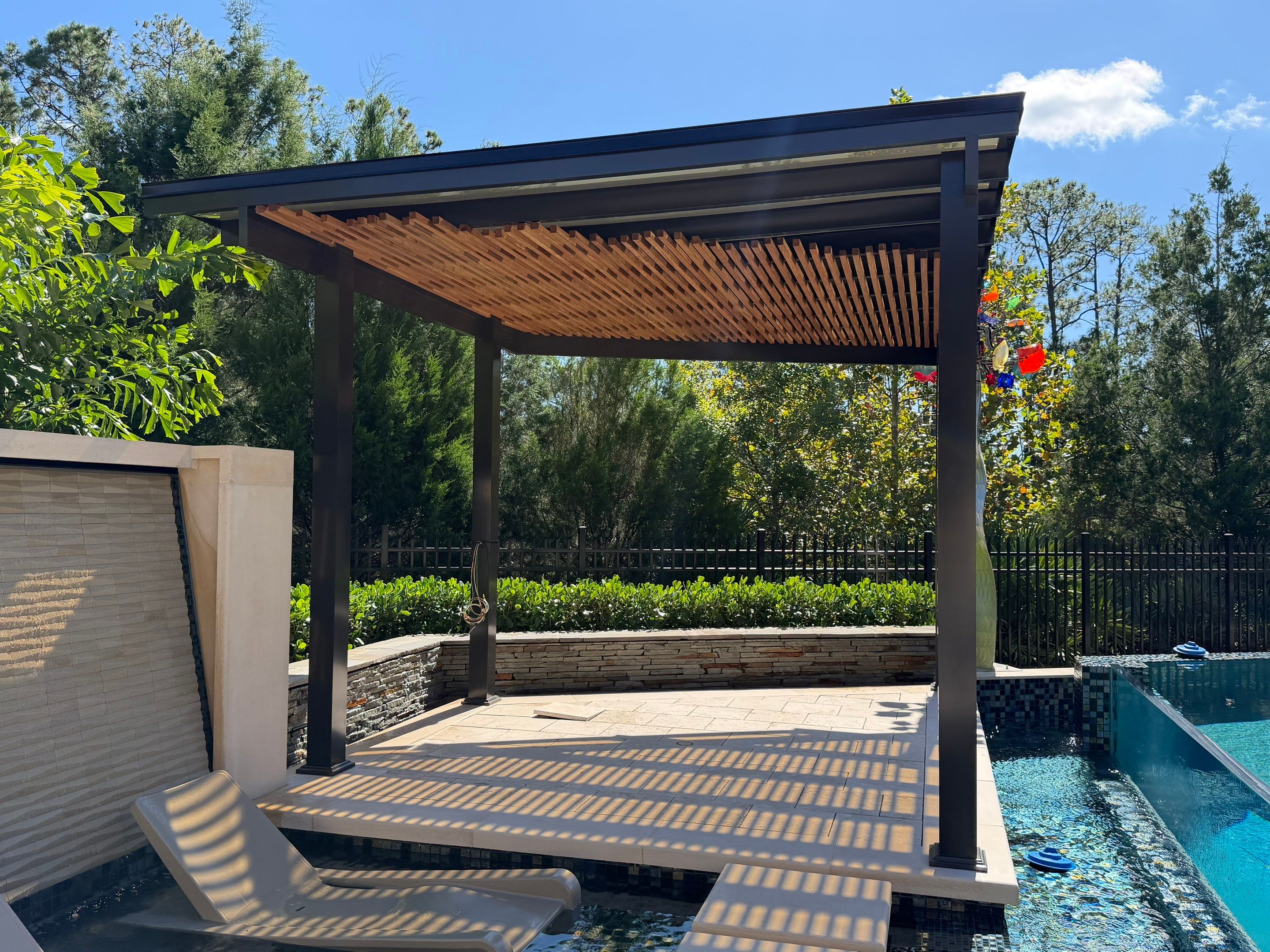 Sculpting with Light: Translucent Roof System with Garapa Accents by Orlando pergolas 