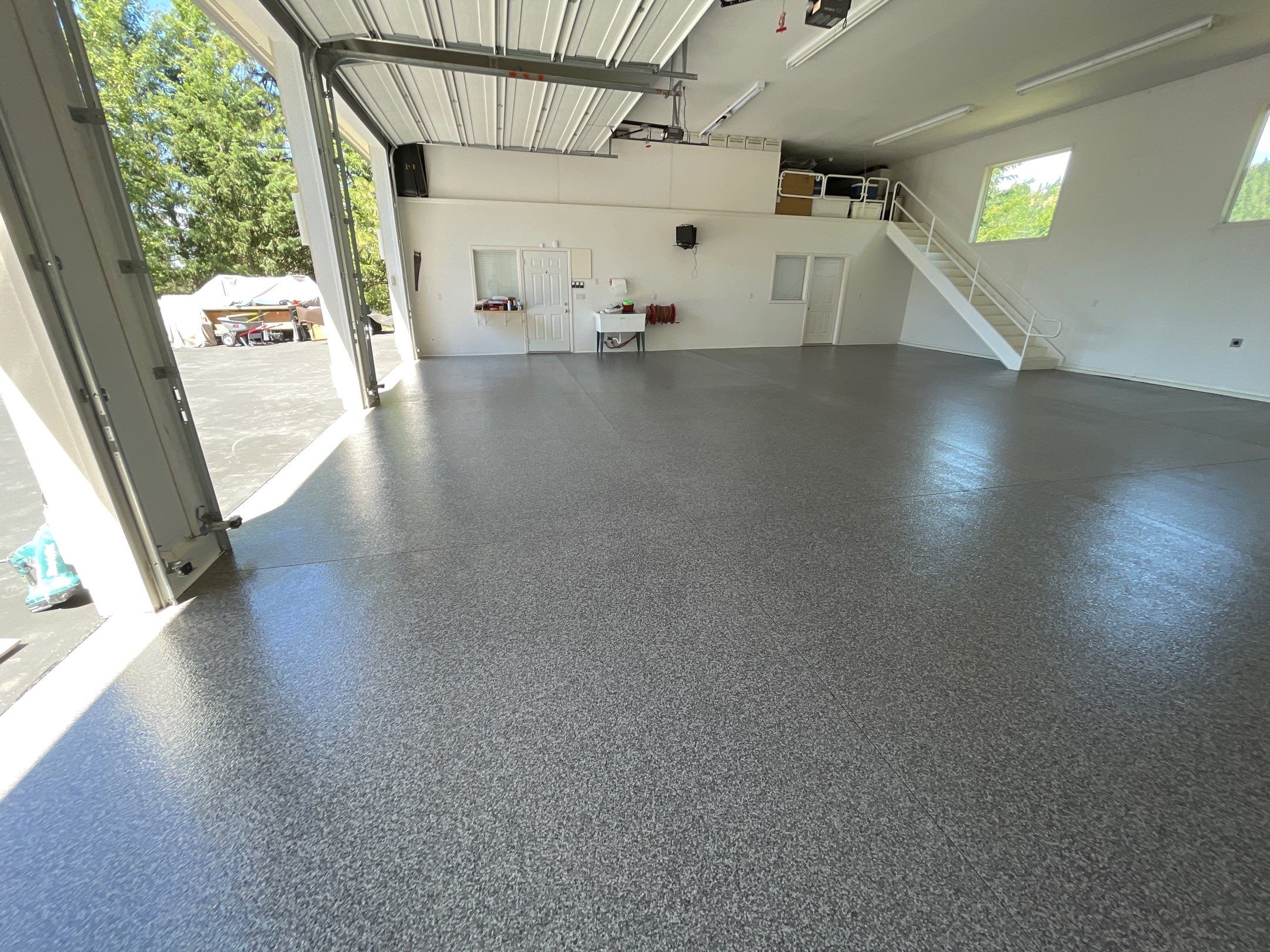 Garage Transformation using Echo 1/4" Chip by Croc Coatings, LLC