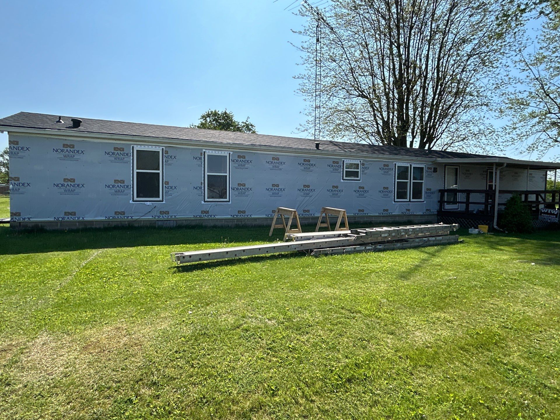 Roof and Siding Replacement using Norandex Cedar Knoll Graphite Siding and Owens Corning Durations in Onyx Black by WIW Enterprises Inc