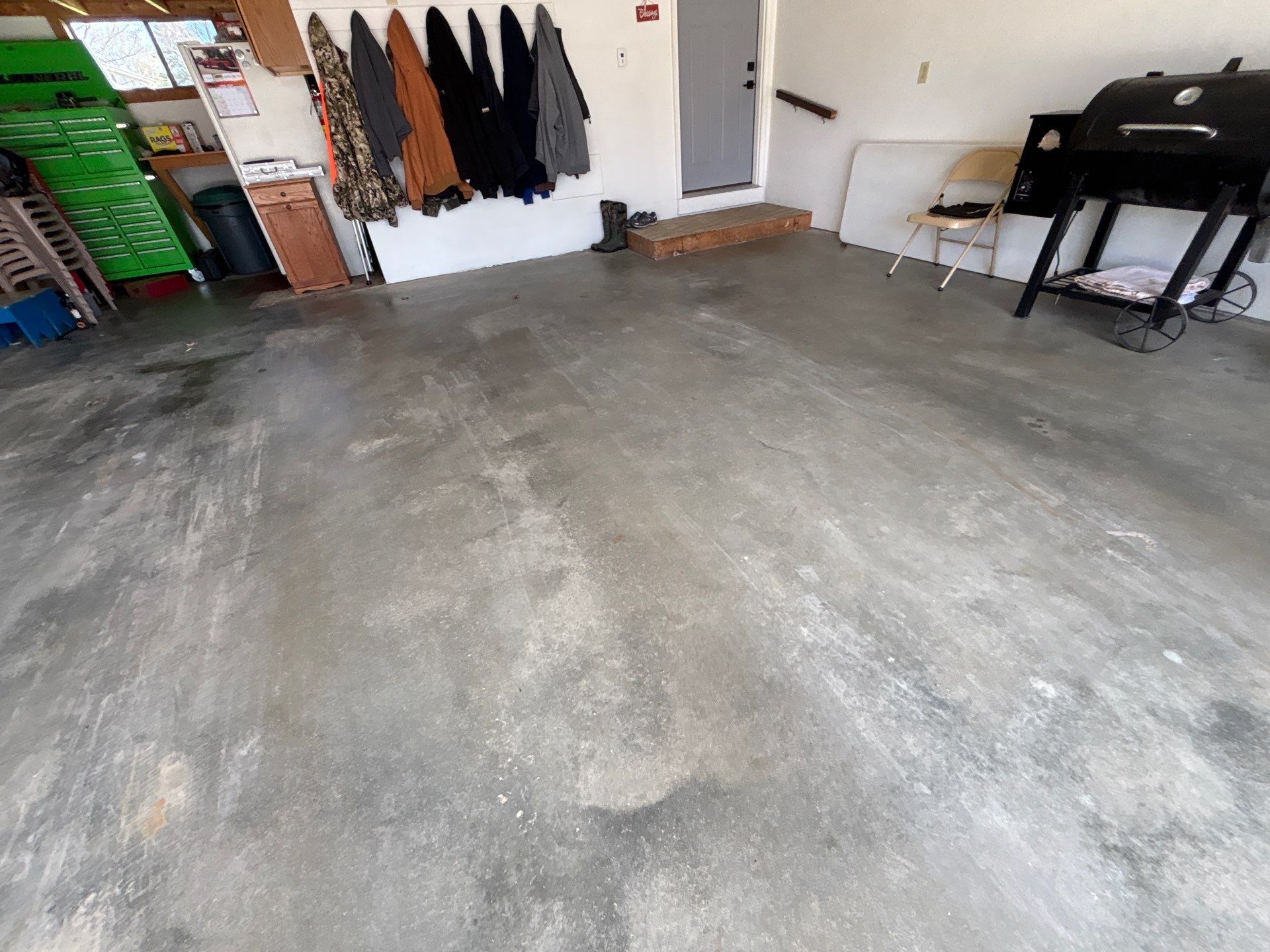 Smoke Flake Garage Floor Coating in Dell Rapids by Select Painting, Coatings & Garage Cabinets