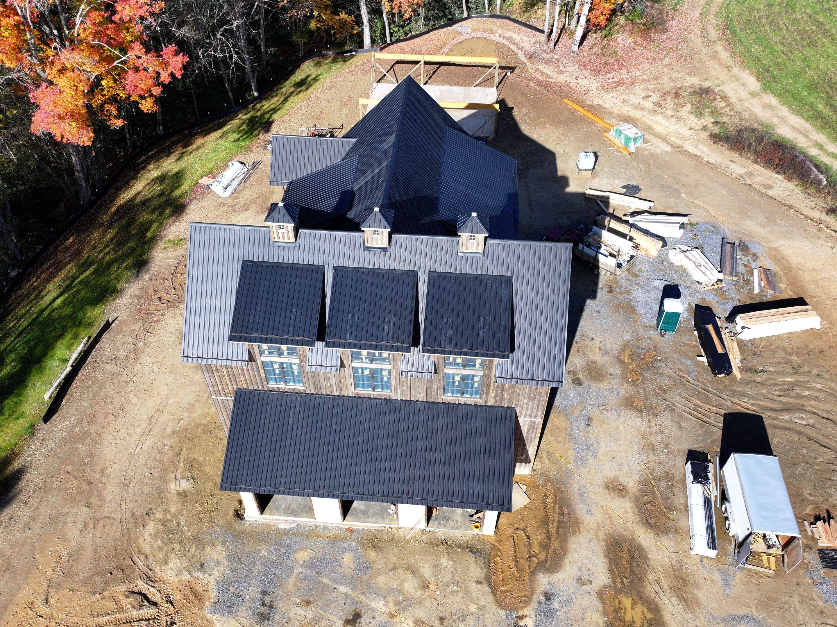 Barn Style House by Omnia Roofing