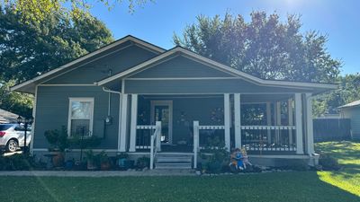 IKO Driftshake-Dark green siding house