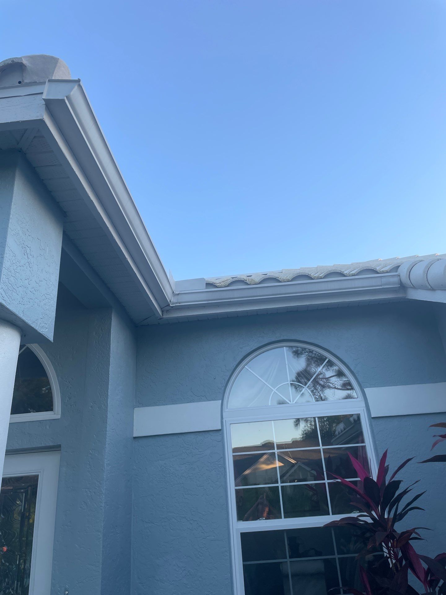 6-inch Seamless Gutters for Beach Cottages in Palmer Ranch FL by Gutter Professors