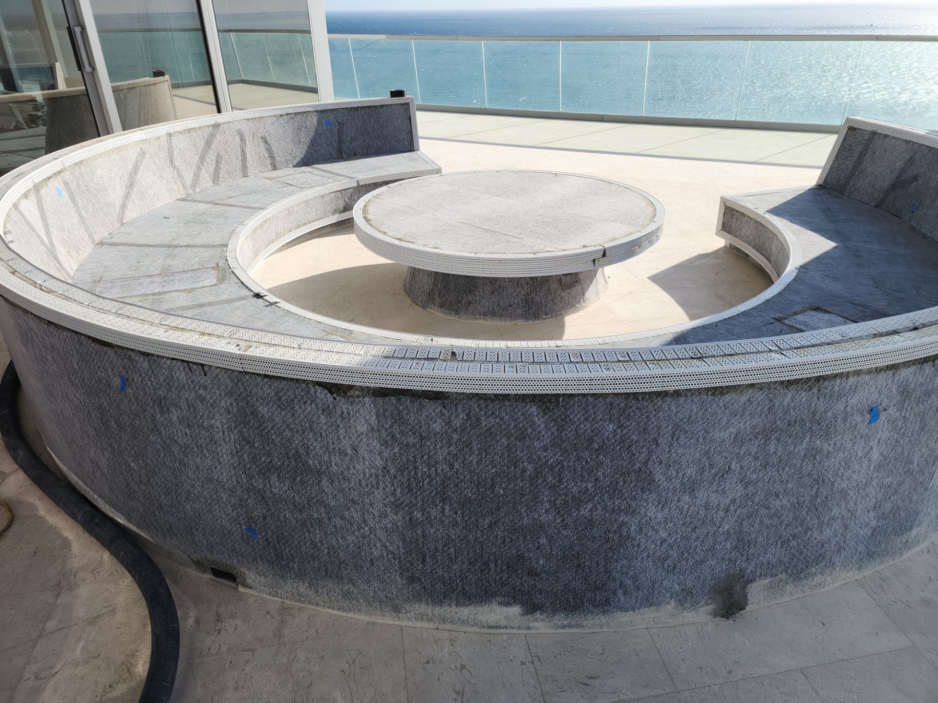 Microtopping over Furniture by Seamless Surfaces