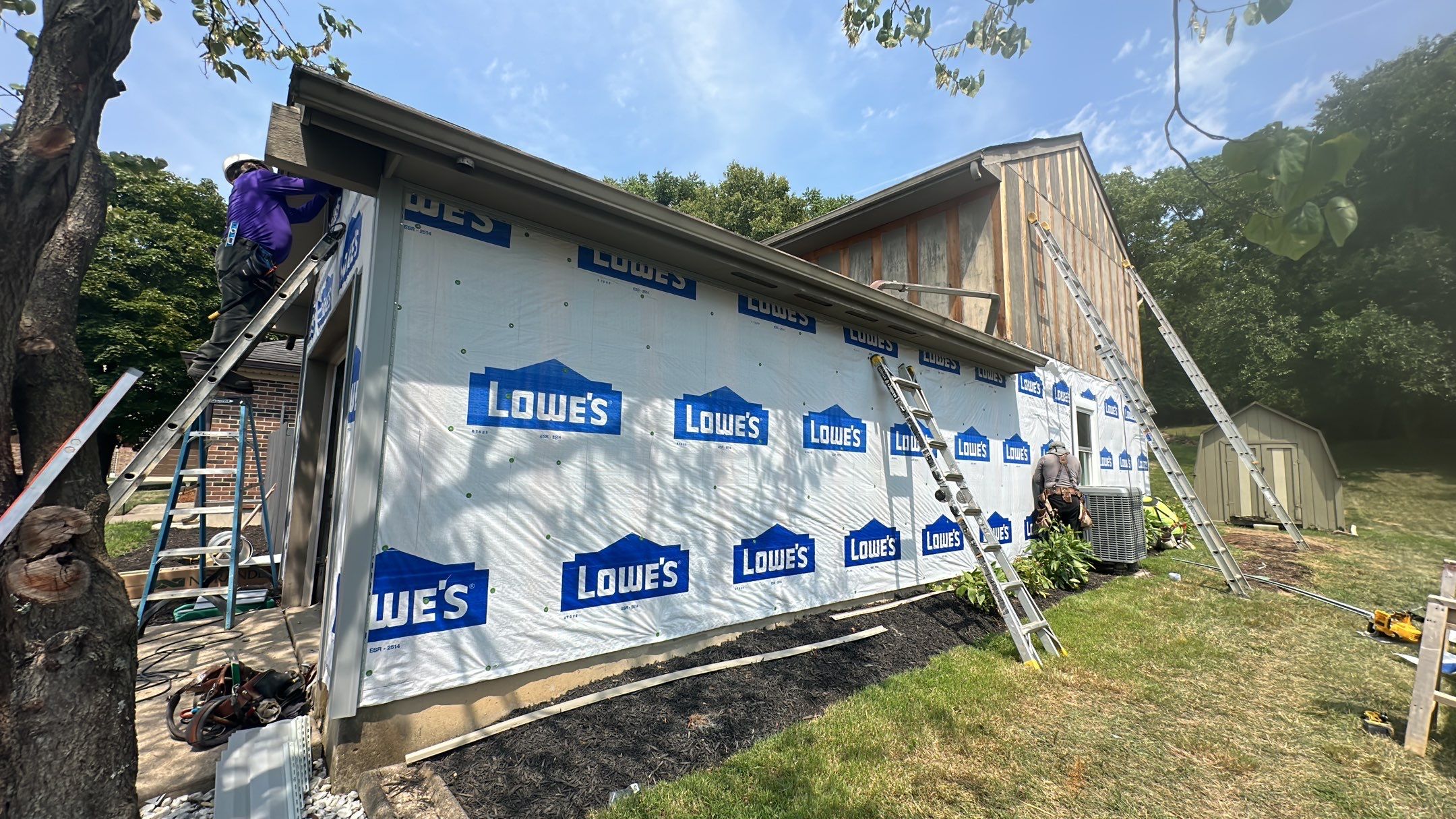 Siding Installation using Norandex Woodsmen Select vinyl sidning by WIW Enterprises Inc
