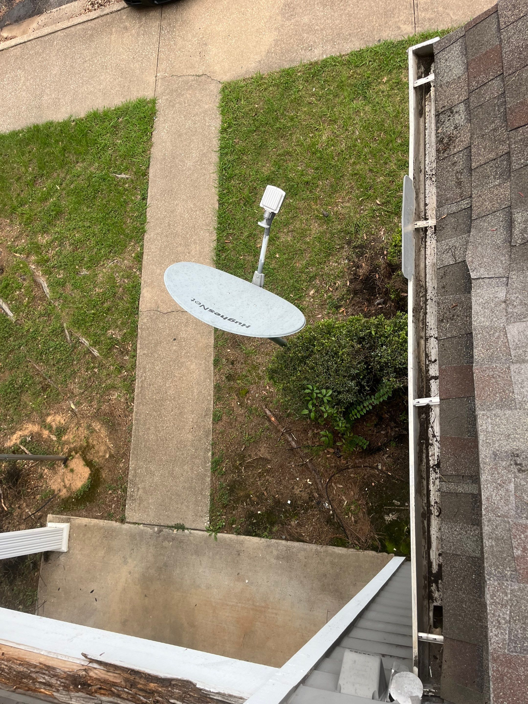 Commercial gutter cleaning Tyler & Longview after photo with clean gutters