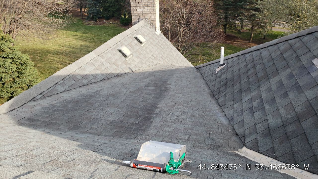 Eden Prairie, MN – Roof Replacement on Steep and High Roof by First Impressions Exteriors