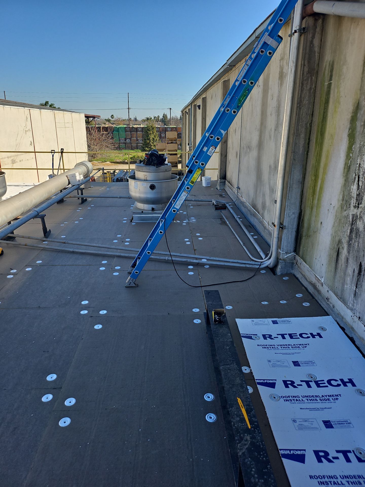 TPO single-ply roofing system using GAF Single-ply TPO 60 mil with 1.5 inch ISO board insulation by Straight Edge Roofing Inc