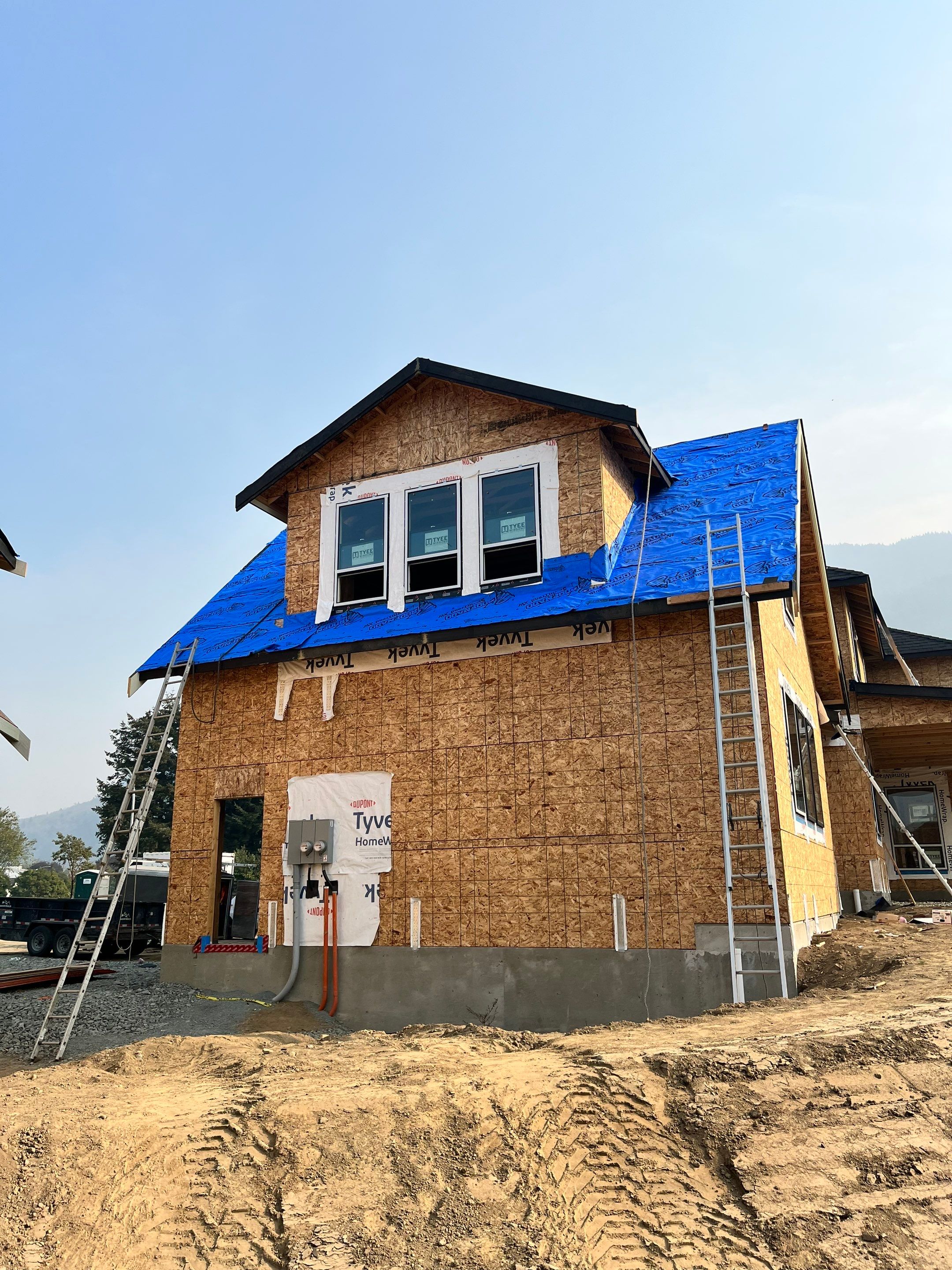 Residential Roofing Installation using OC Oakridge shingles with prolok accent roofs by Top Notch Roofing Inc