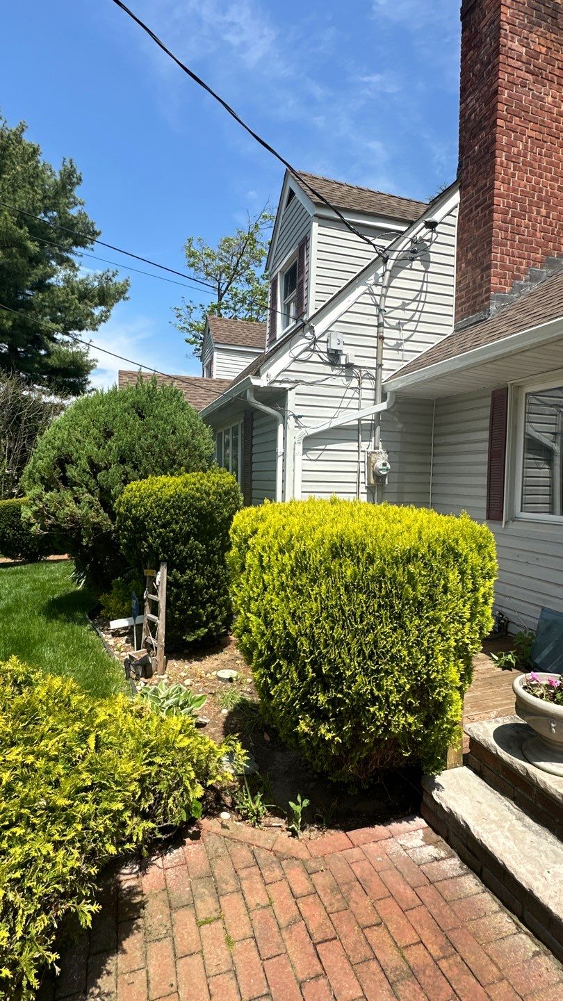 Full House Installation 5" white seamless gutters 2x3 leaders using 5"white K style seamless gutters and 2x3 white leaders by Above All Gutters 