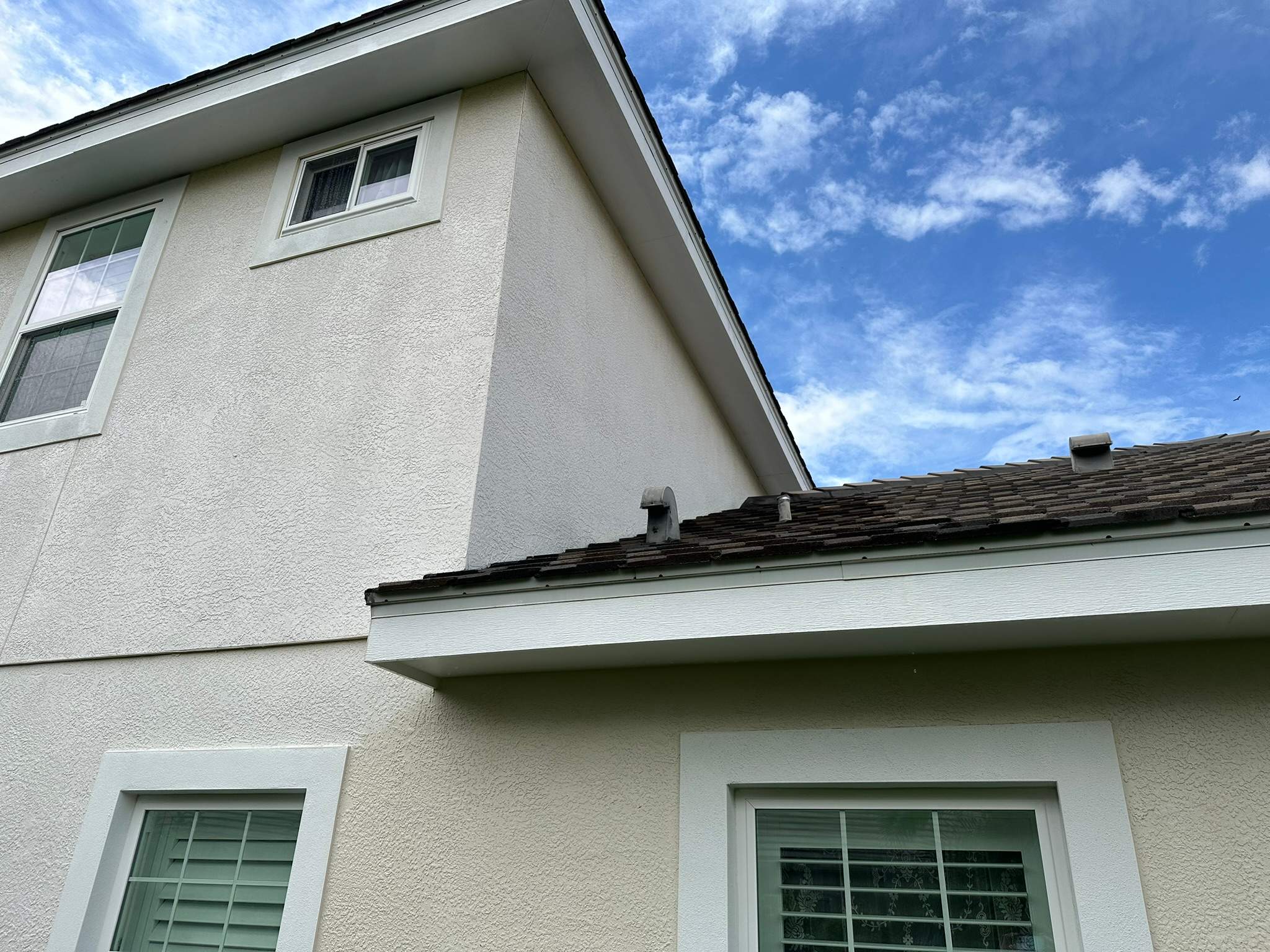 House Wash & Pool Screen Enclosure Cleaning in Winding River Community, Bradenton, FL | Sunshine AquaWash by Sunshine AquaWash