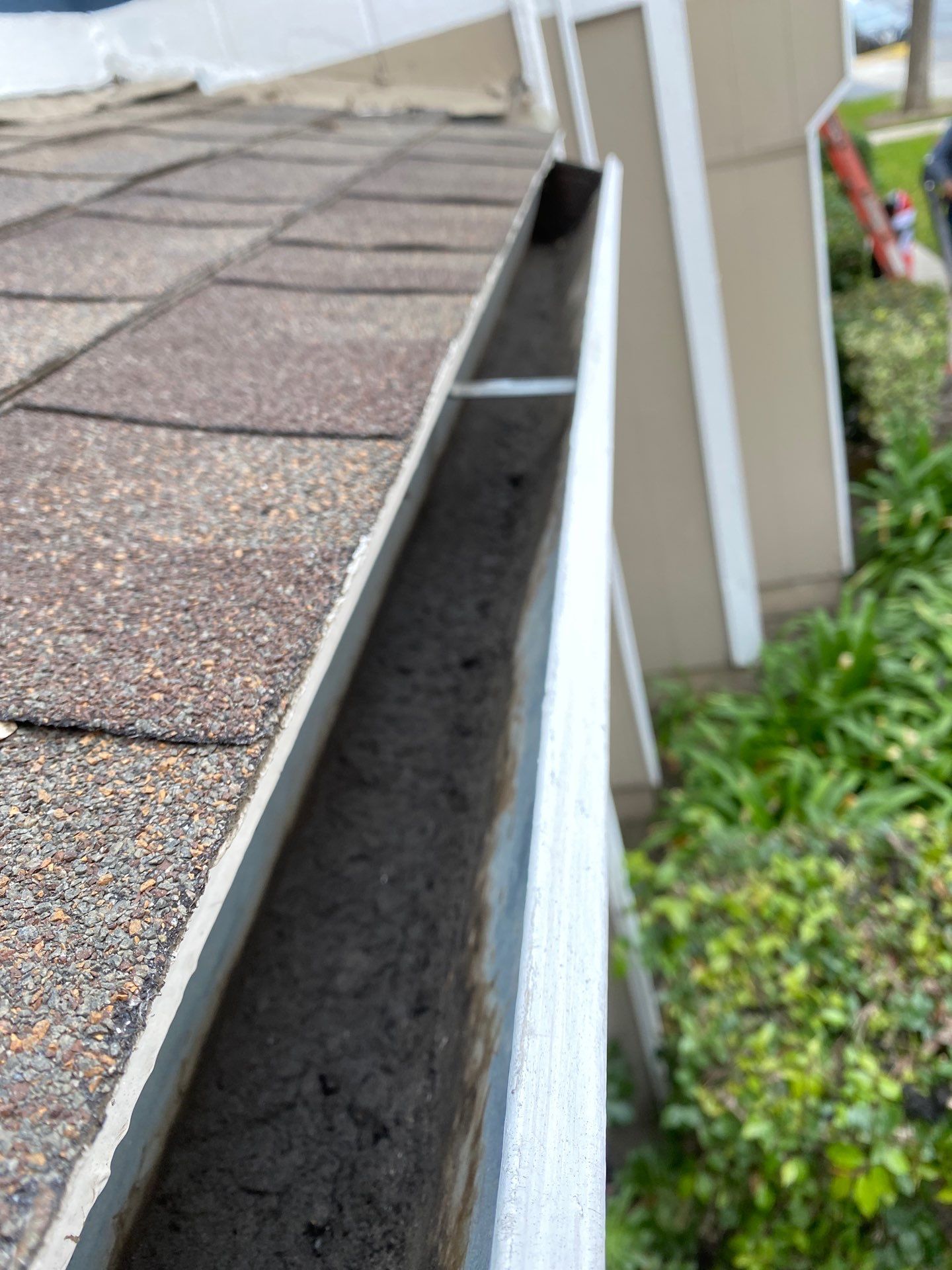 HOA gutter cleaning after photo.