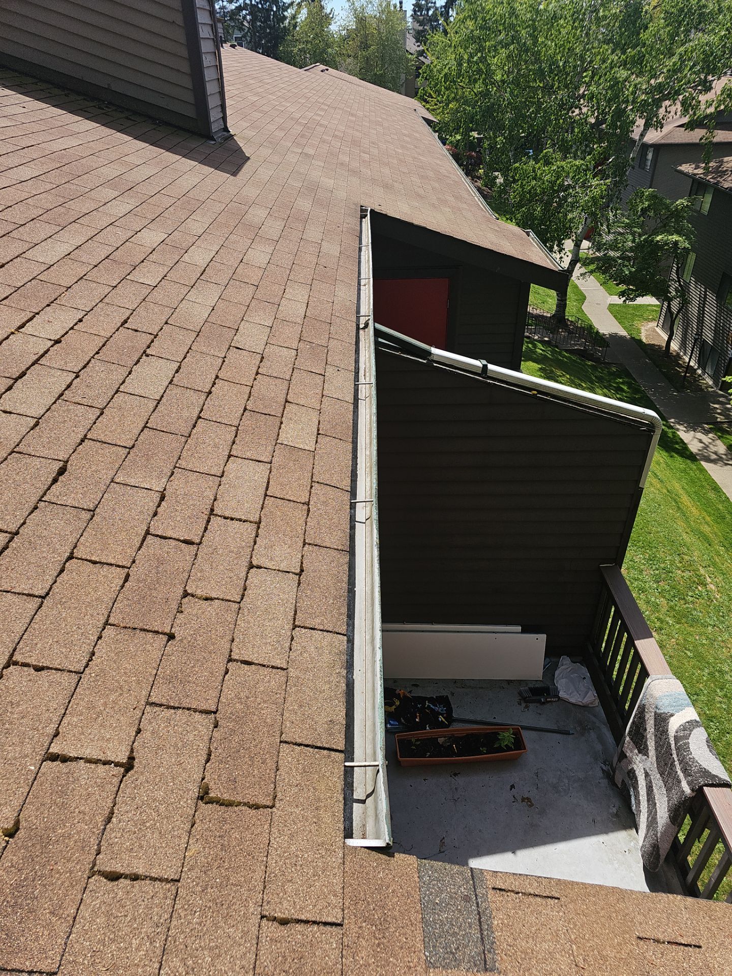 Commercial gutter cleaning Edgewood, WA after photo with clean gutters