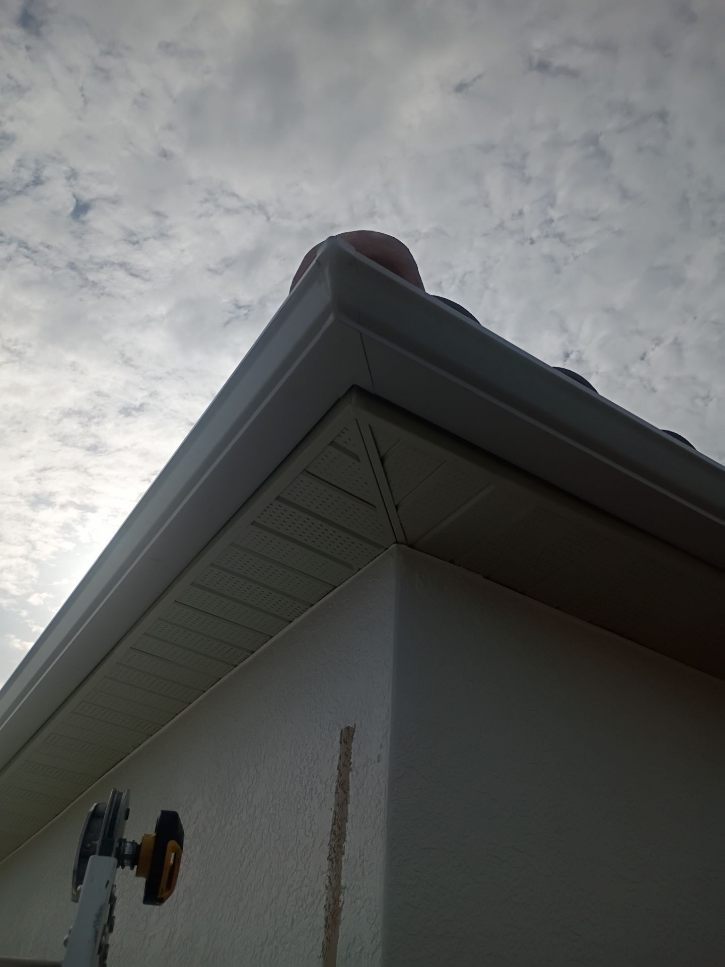 7 inch seamless gutters using Seamless Aluminum Gutters in Fort Myers, FL by Gutter Professors