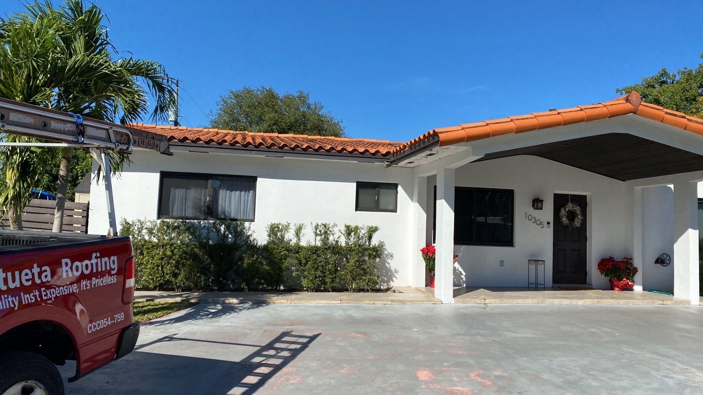 Verea Spanish S - Graphite Color by Istueta Roofing