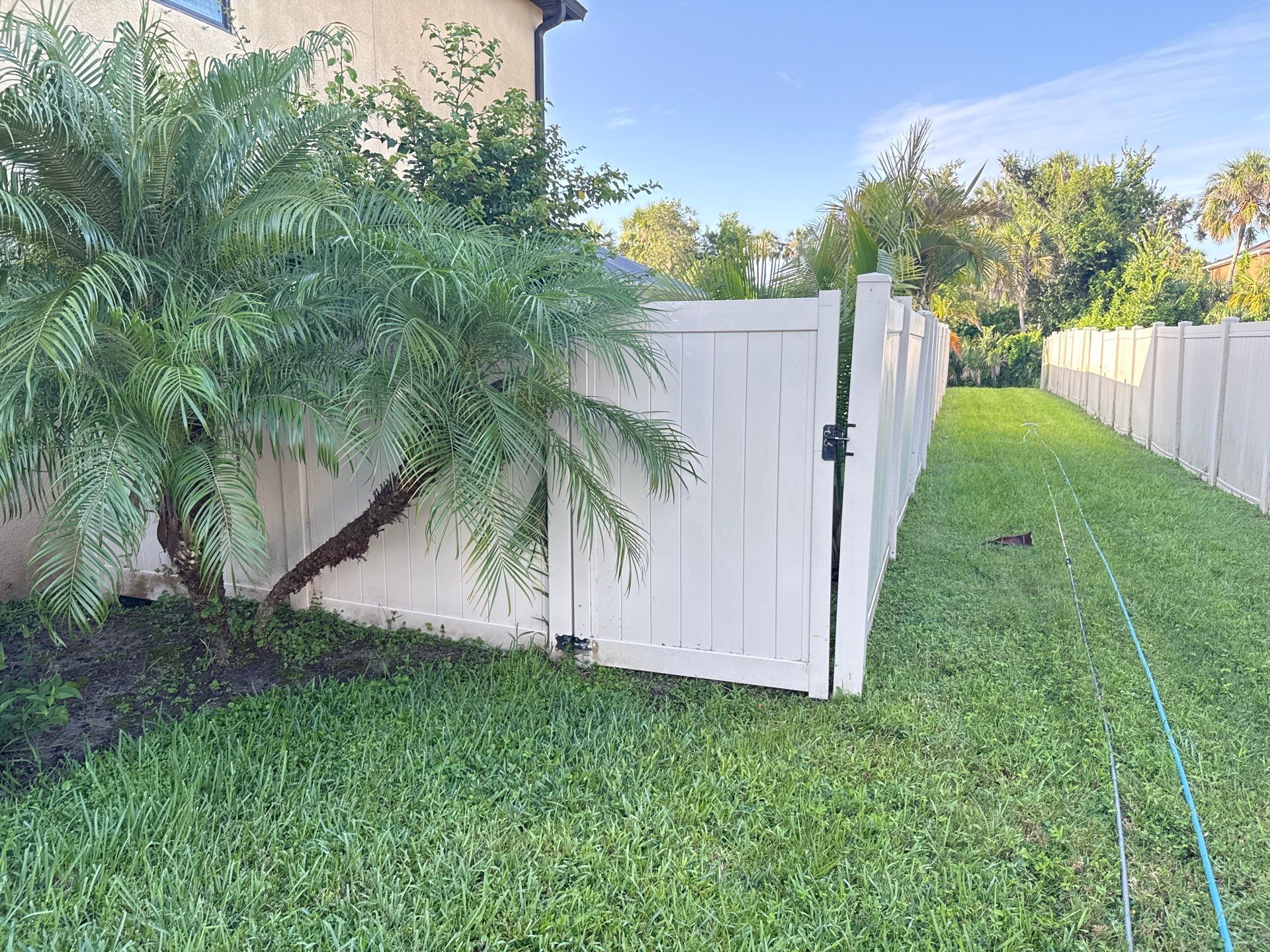 2-Story Stucco House Wash & Tan Vinyl Fence Cleaning | Sheffield Glen Palmetto, FL by Sunshine AquaWash