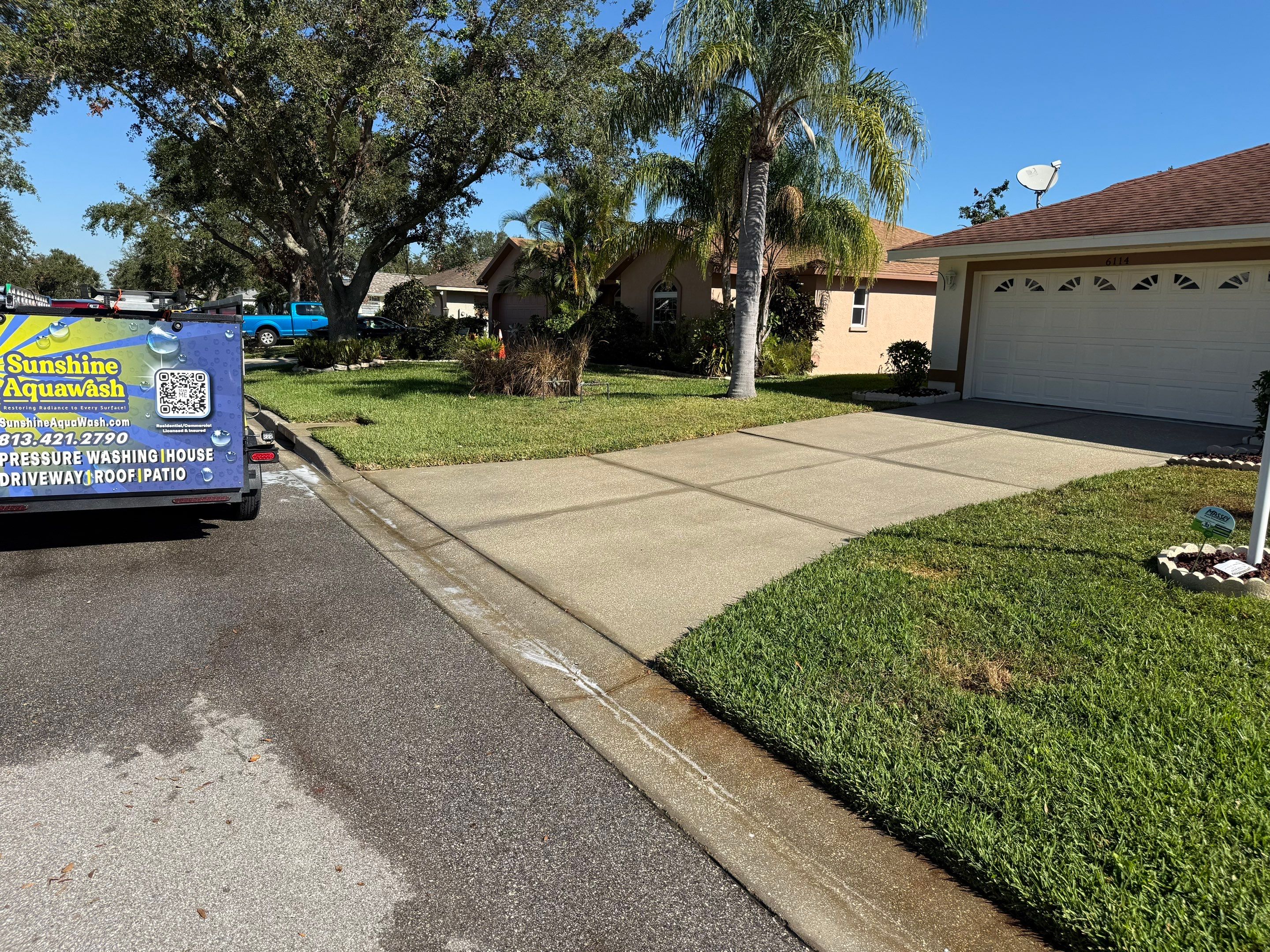Concrete Driveway, Decorative Flowerbed Curbing & Front House Wash in Heather Glen, Palmetto, FL | Sunshine AquaWash by Sunshine AquaWash
