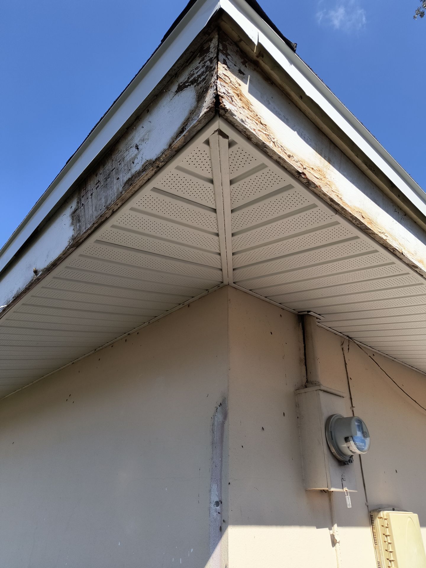 White Soffit and Fascia Upgrade in Sarasota FL by Gutter Professors