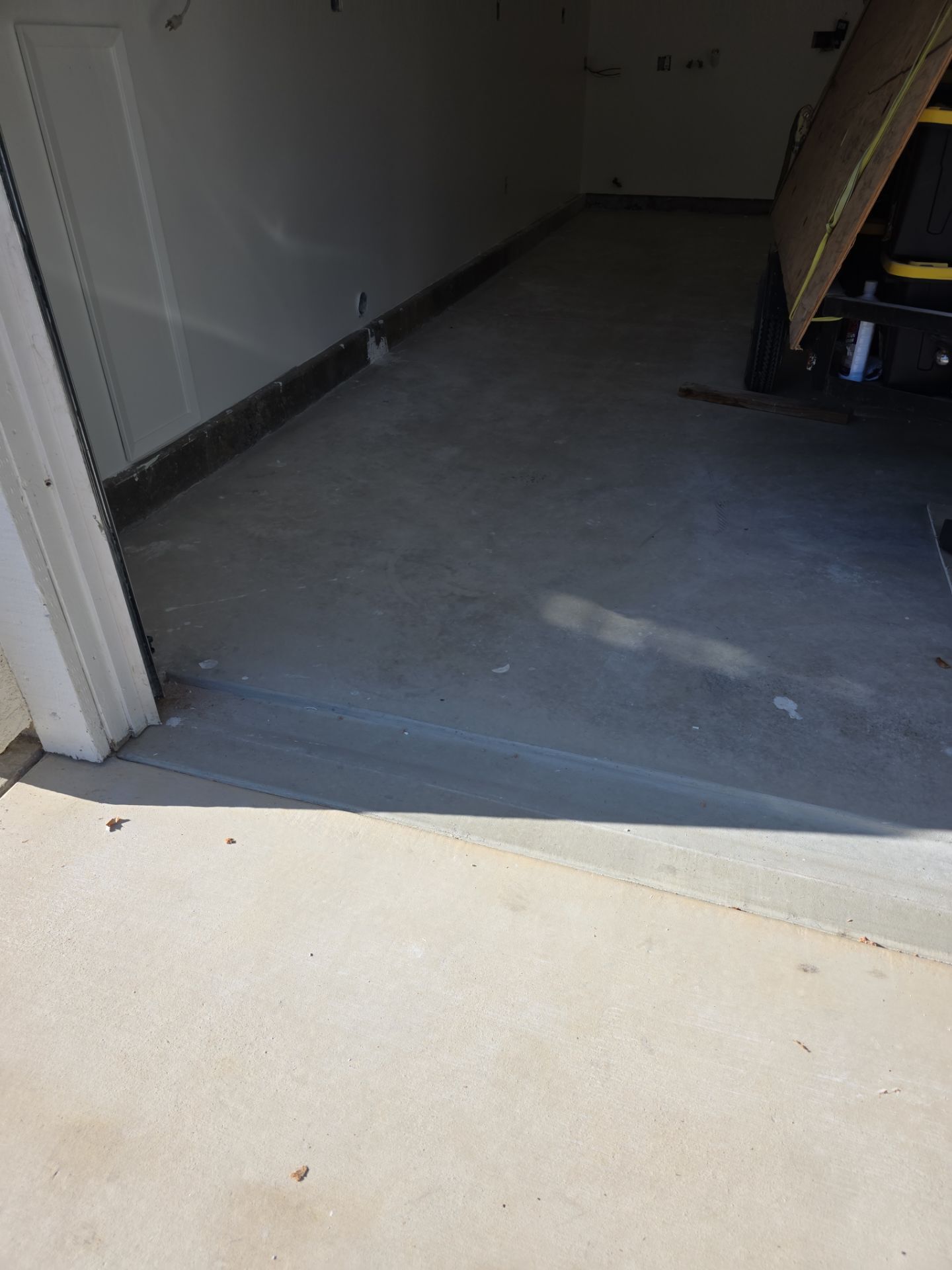 San Luis Obispo Garage Floor Polyurea Coating with Coyote Chips by MGP Coatings