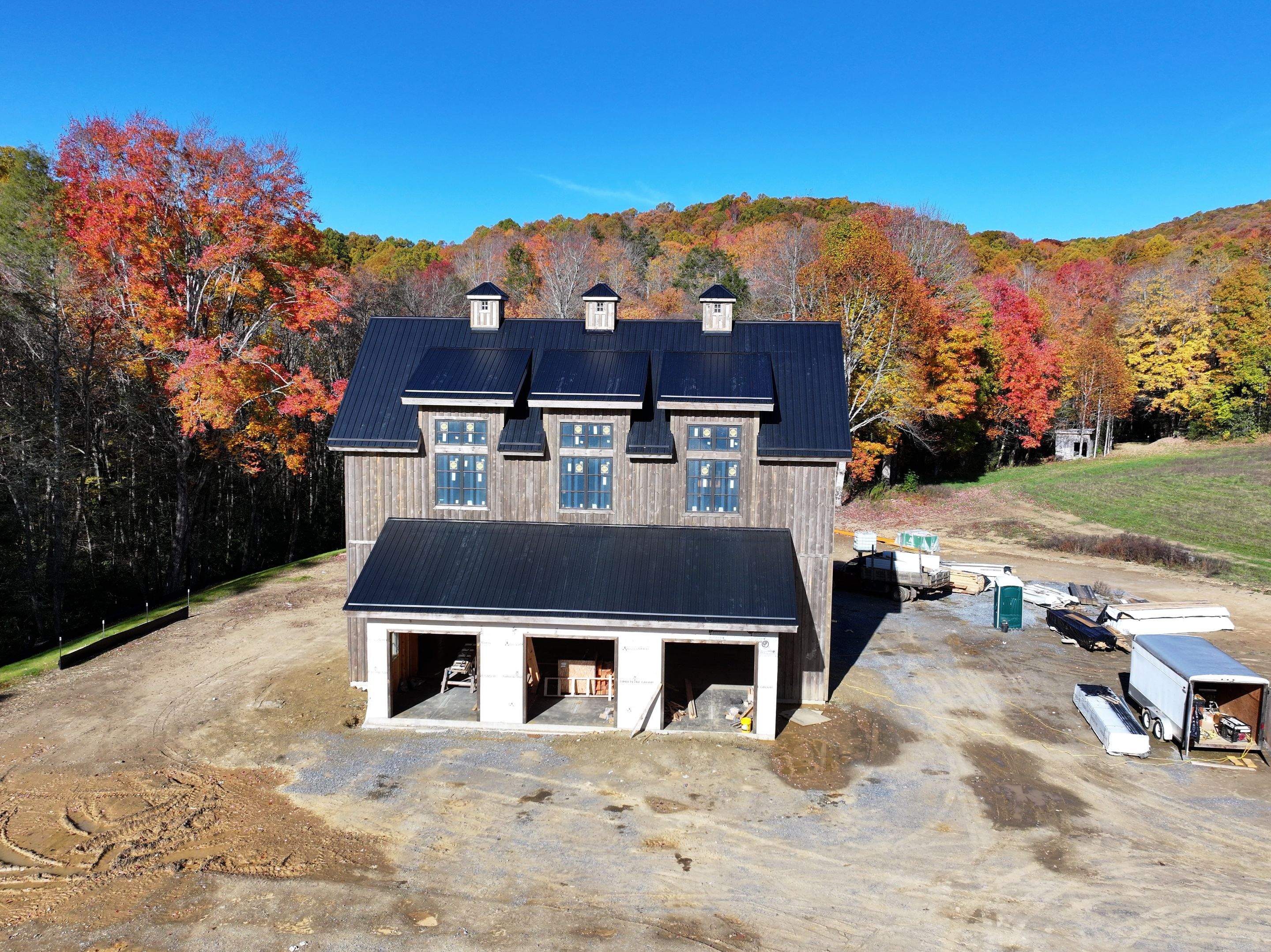 Barn Style House by Omnia Roofing