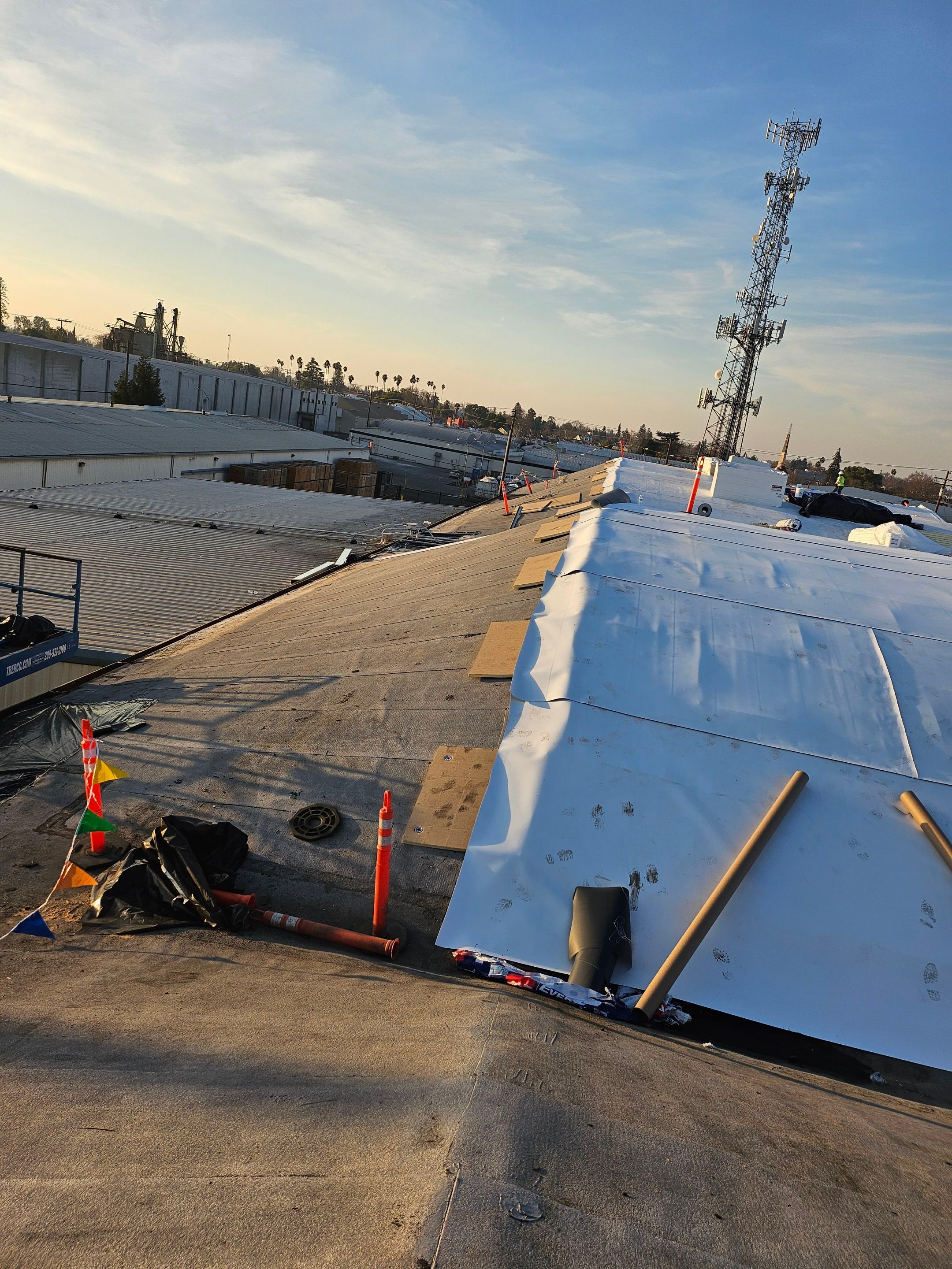 TPO single-ply roofing system using GAF Single-ply TPO 60 mil with 1.5 inch ISO board insulation by Straight Edge Roofing Inc