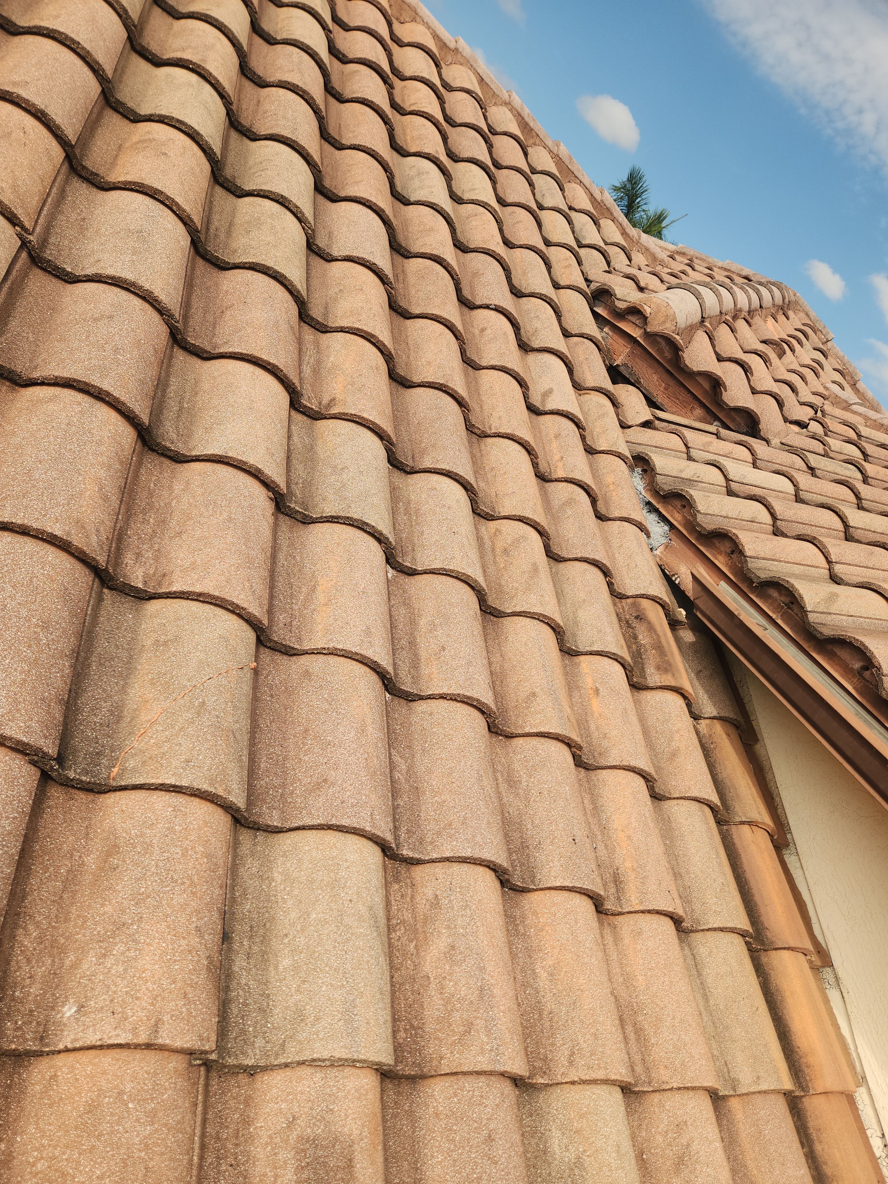 Expert Tile Roof Repair in Palm Beach Gardens – Durable & Weatherproof Solution by Aastro Roofing