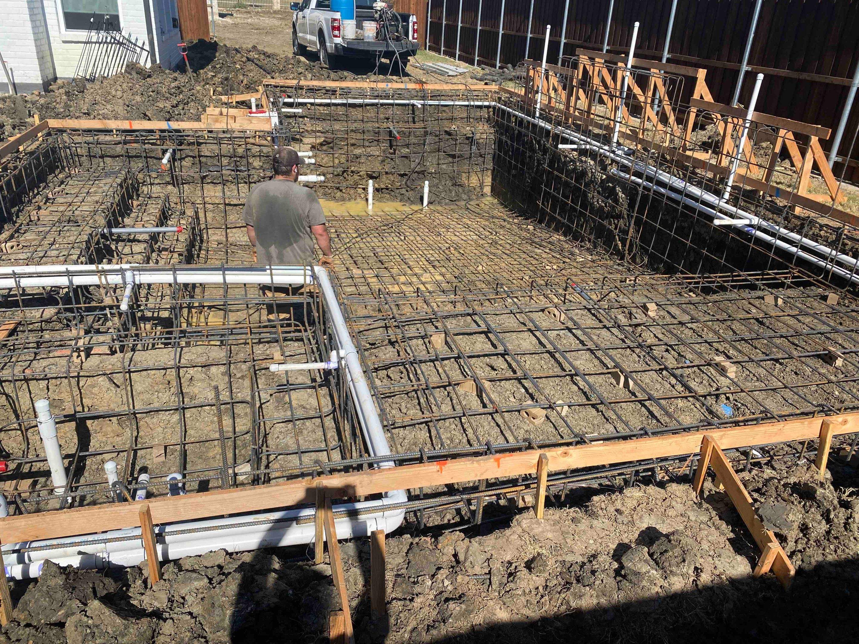 Pool with Large Sun Shelf and Spa by Pinnacle Pools and Spas - DFW