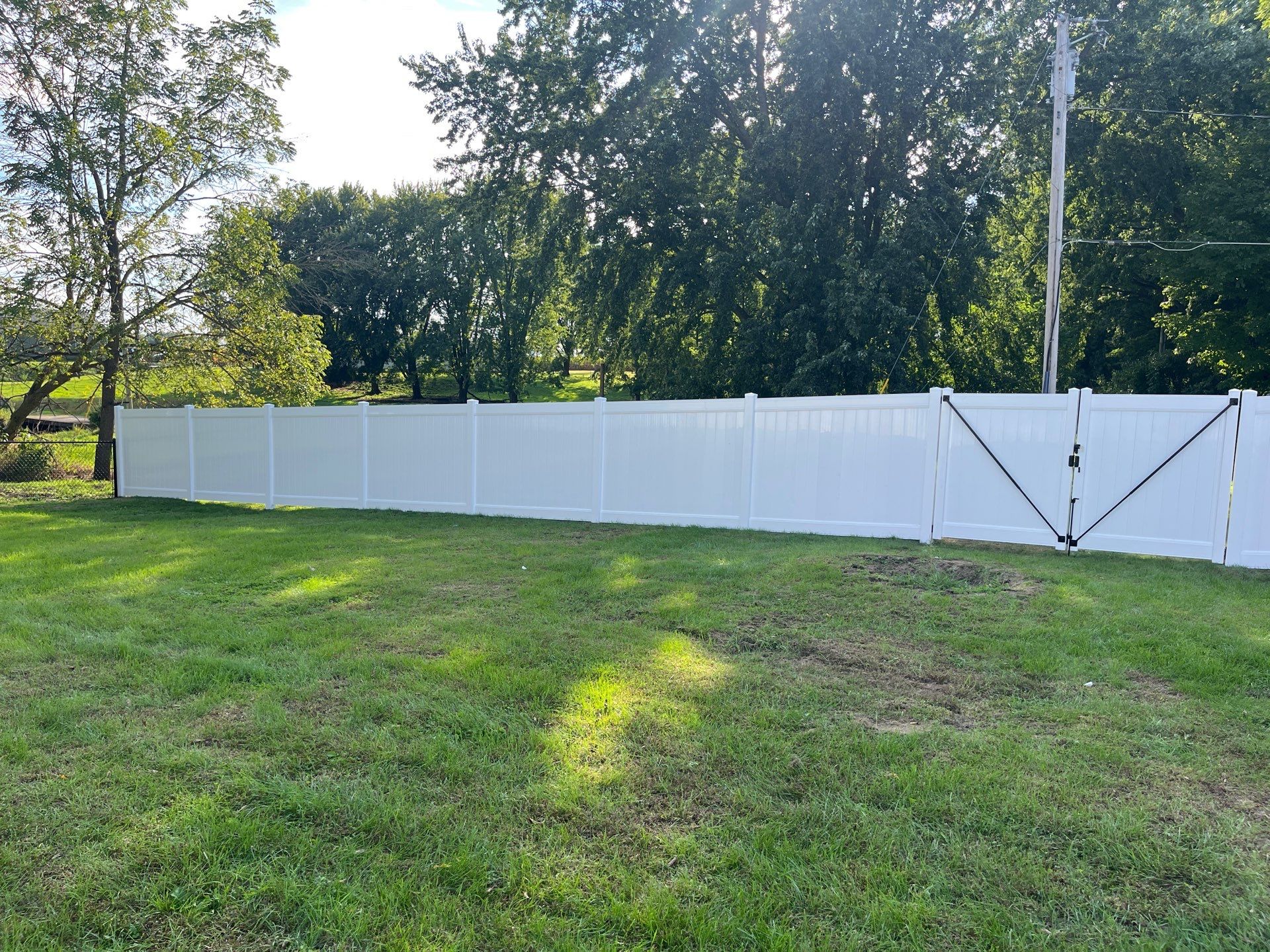 White Vinyl Privacy Fence and Black Chain Link Installation in Sumner by Perfect Picket Fence and Stain