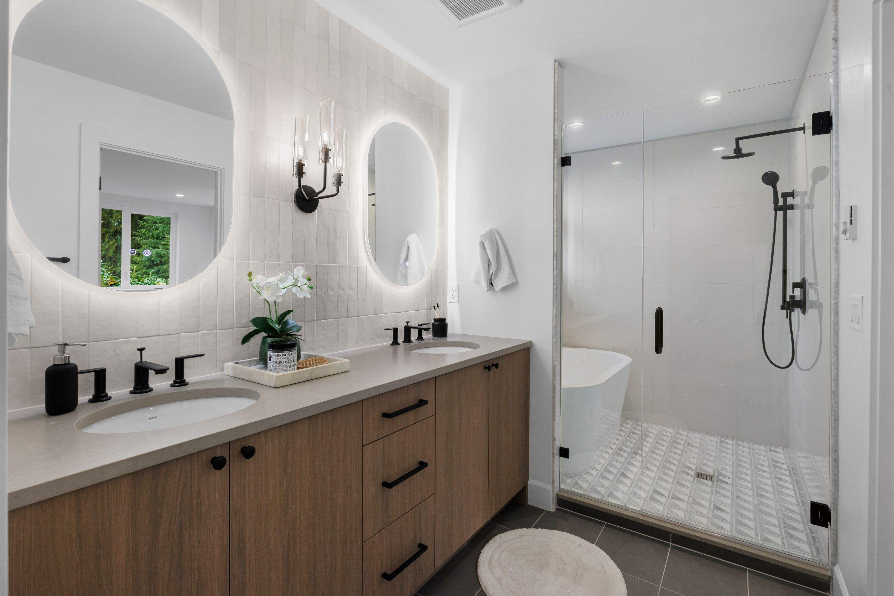 Wedgwood in-fill development by LinMak Construction