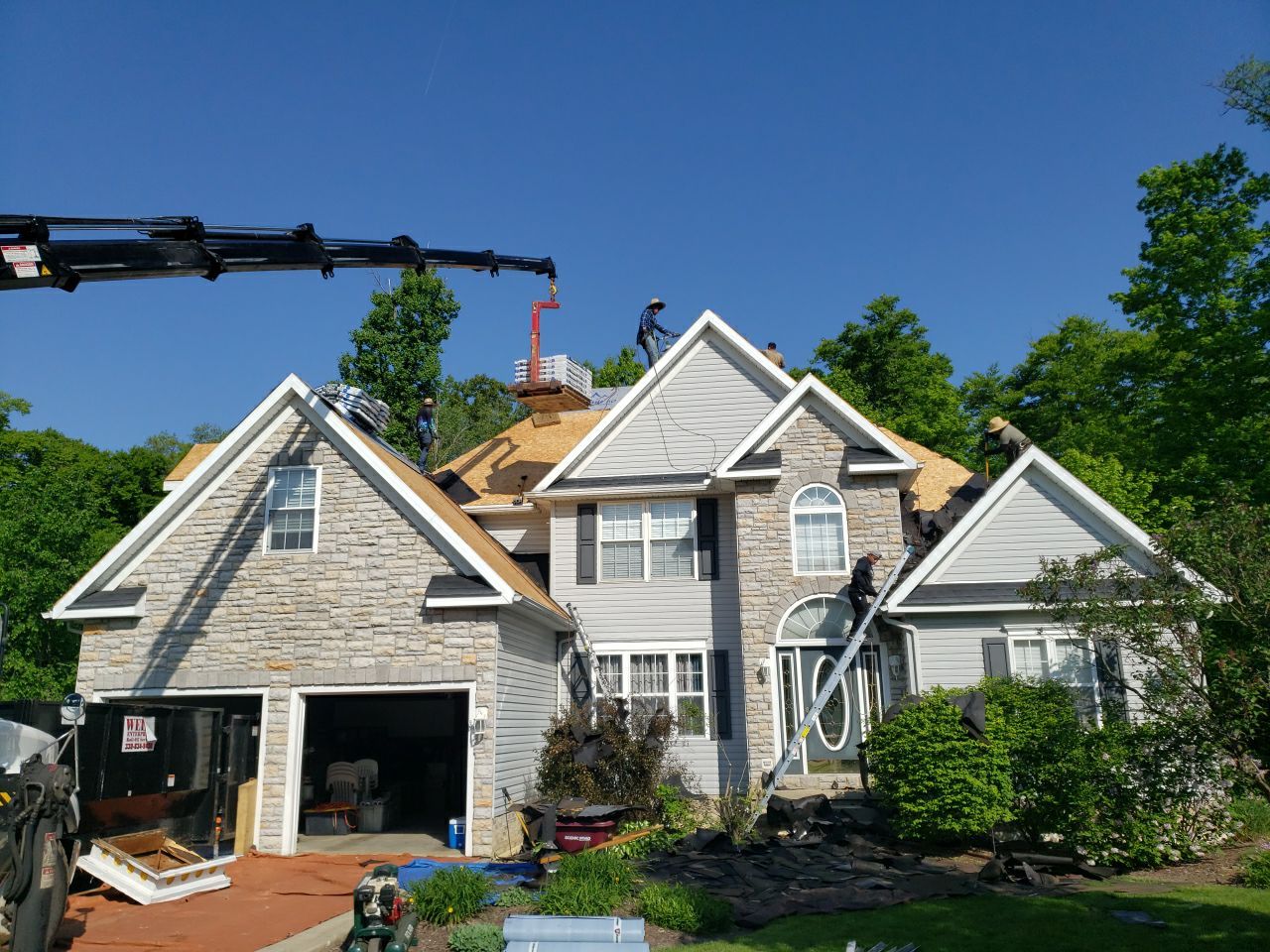 Brand: Atlas Pinnacle Color: Pristine Scotchgarde Black Drip: White by Eagle Eye Roofing