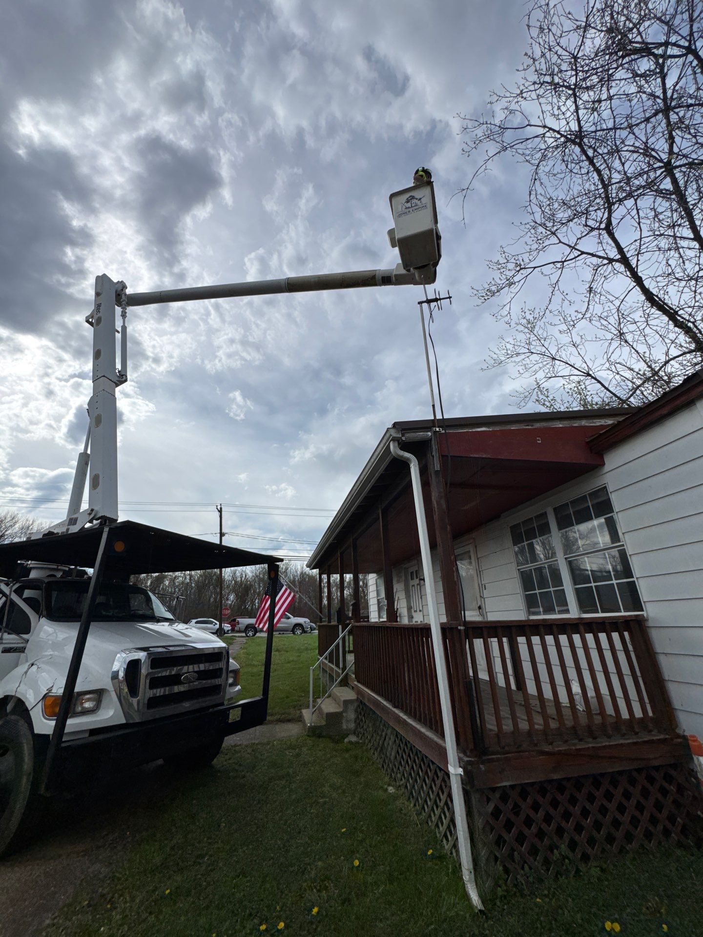 Project in Nitro, WV 	Rotator Crane Lifts Tree Off House | Nitro WV 	•	One Wrong Move Job | Rotator Crane Tree Removal 	•	Heavy Rescue Tree Job | Nitro WV 	•	Extreme Tree Removal Over Home | Nitro WV by Jones Empire LLC