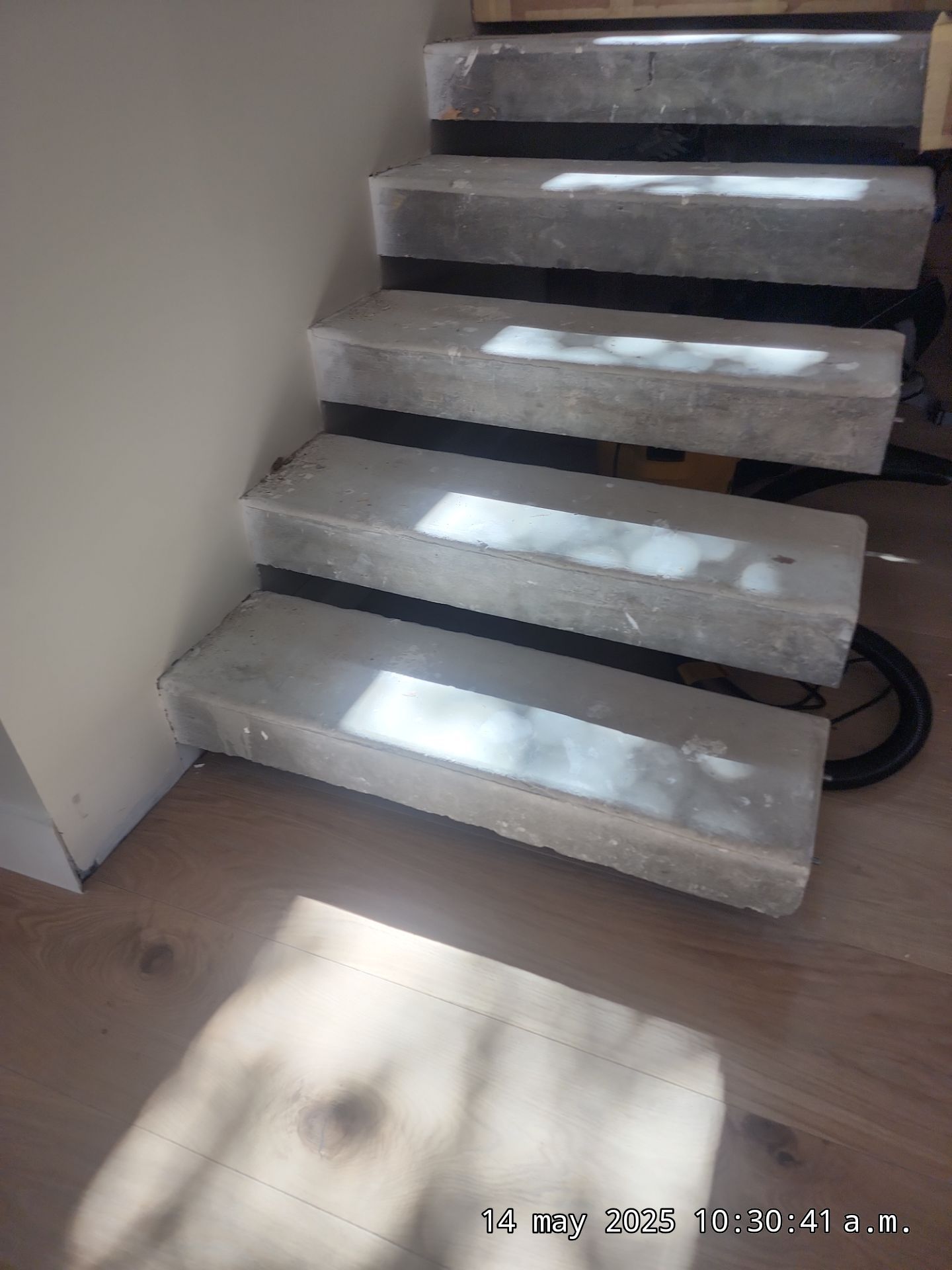 Microtopping over Steps by Seamless Surfaces