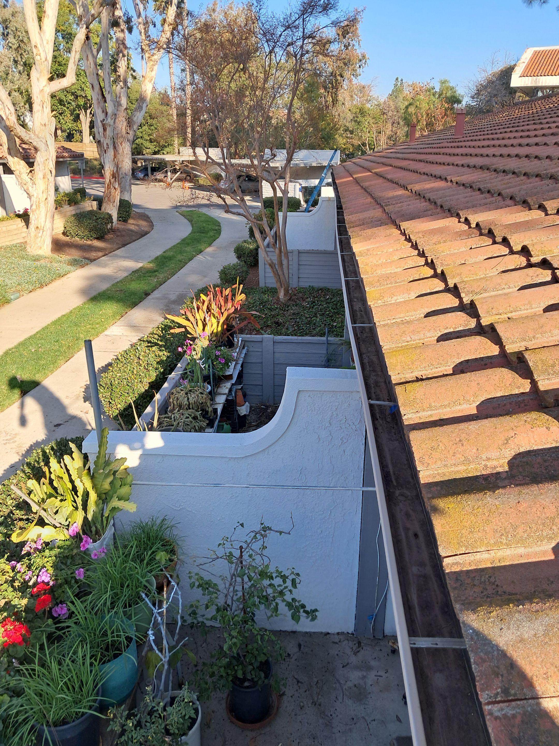 HOA gutter cleaning in Thousand Oaks & Simi Valley, CA, after  photo showing full gutters.