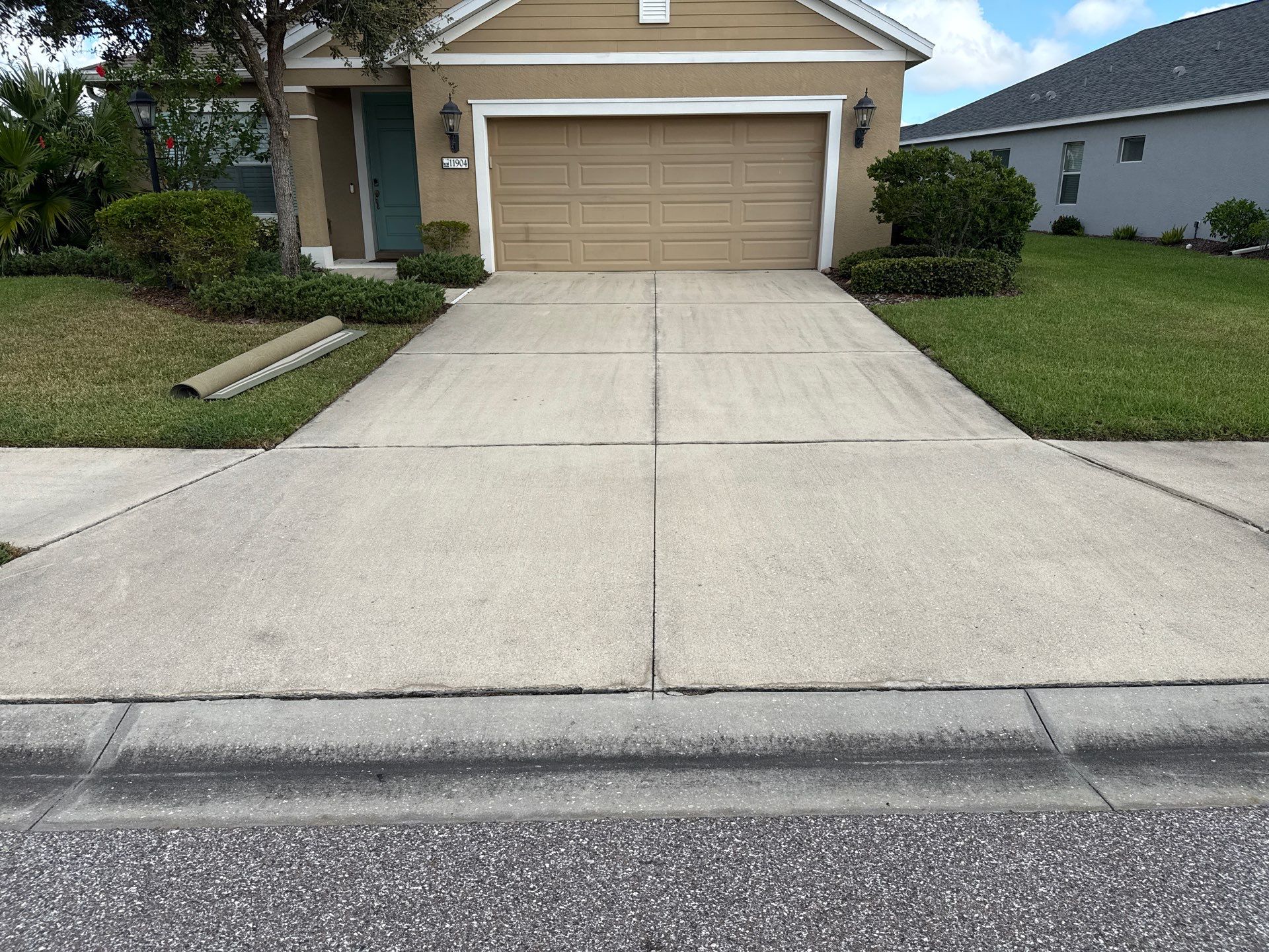 Driveway, Sidewalk & Lanai Cleaning Transformation | Forest Creek Parrish, FL by Sunshine AquaWash