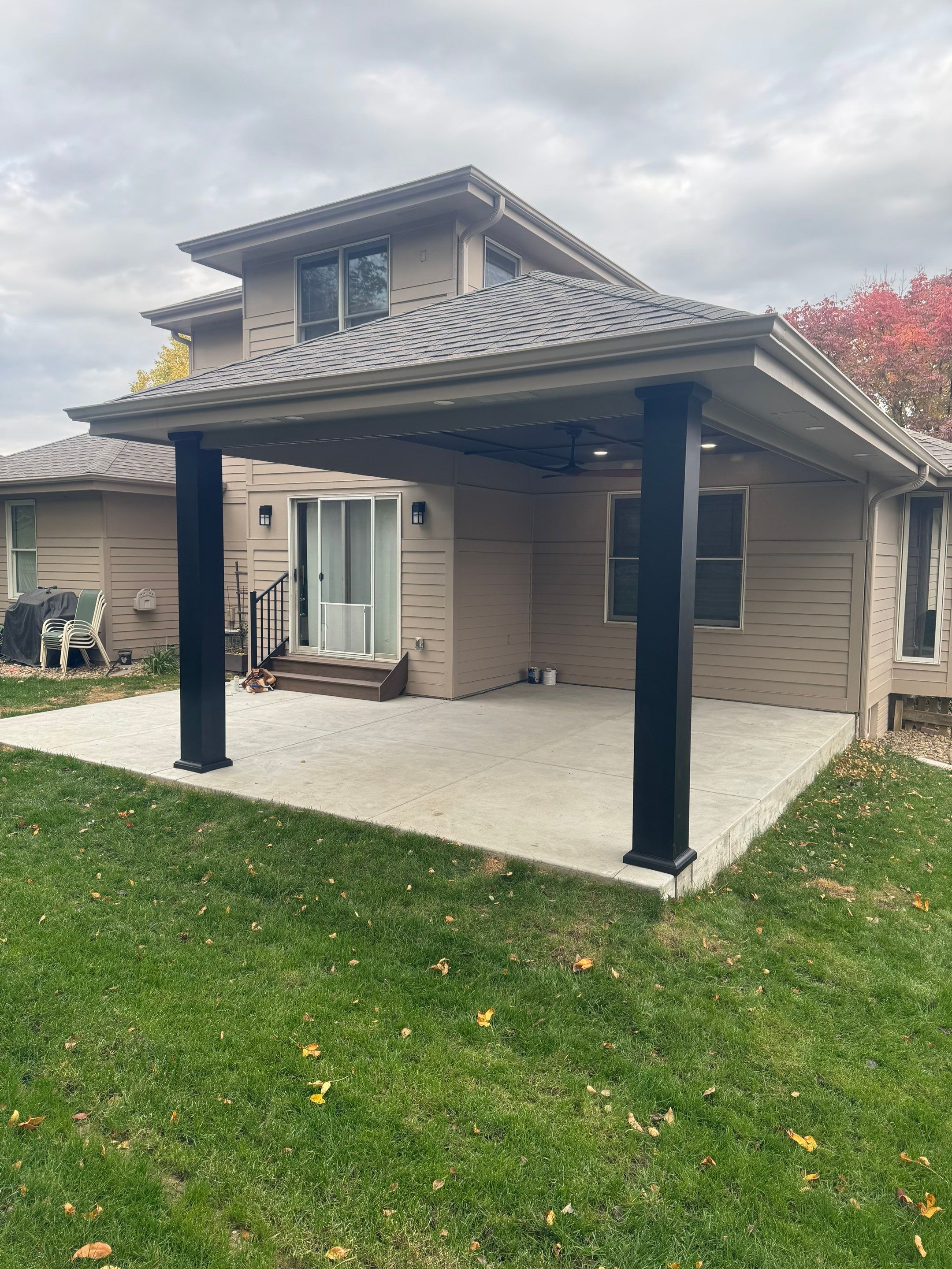 Hip roof by EAGLE EYE ENTERPRISES