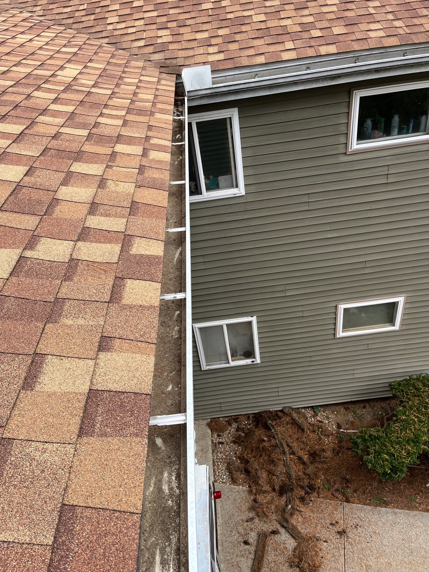 Commercial gutter cleaning Springfield after photo with clean gutters