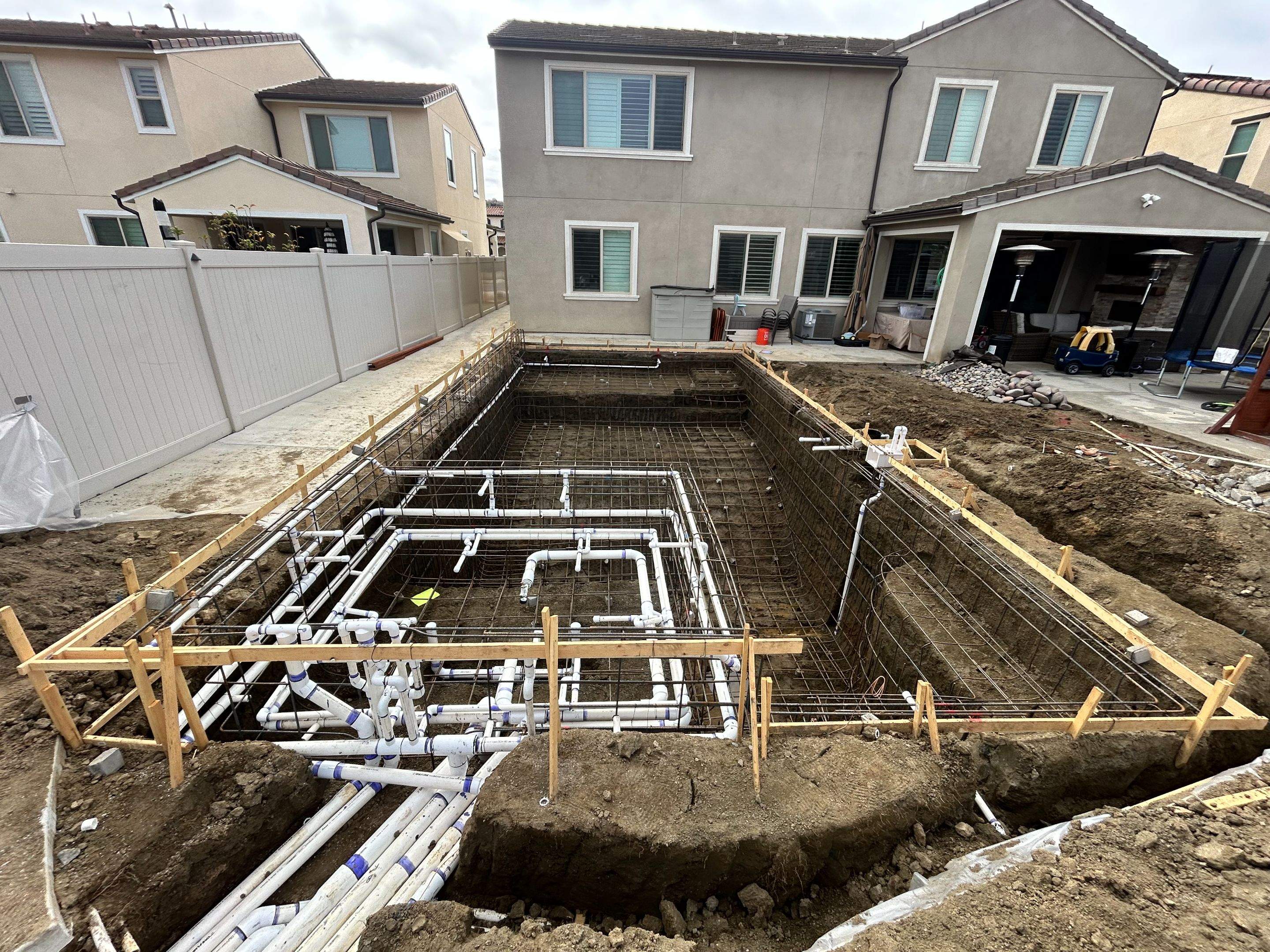 Beautiful pool and spa with water feature by Premier Pools and Spas Temecula