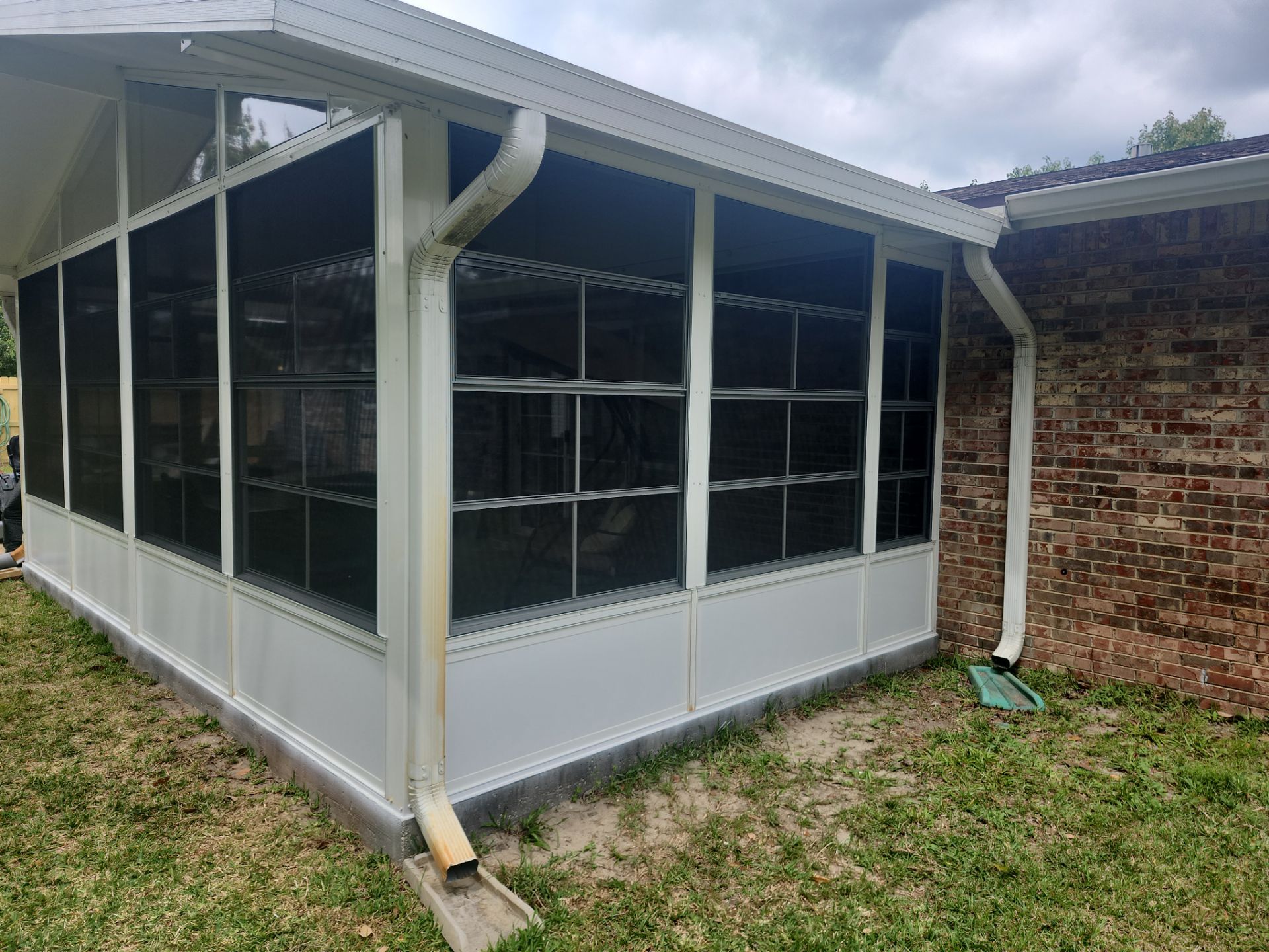 Enclosure with Vinyl Windows using Colorbeam by Titan Sunrooms