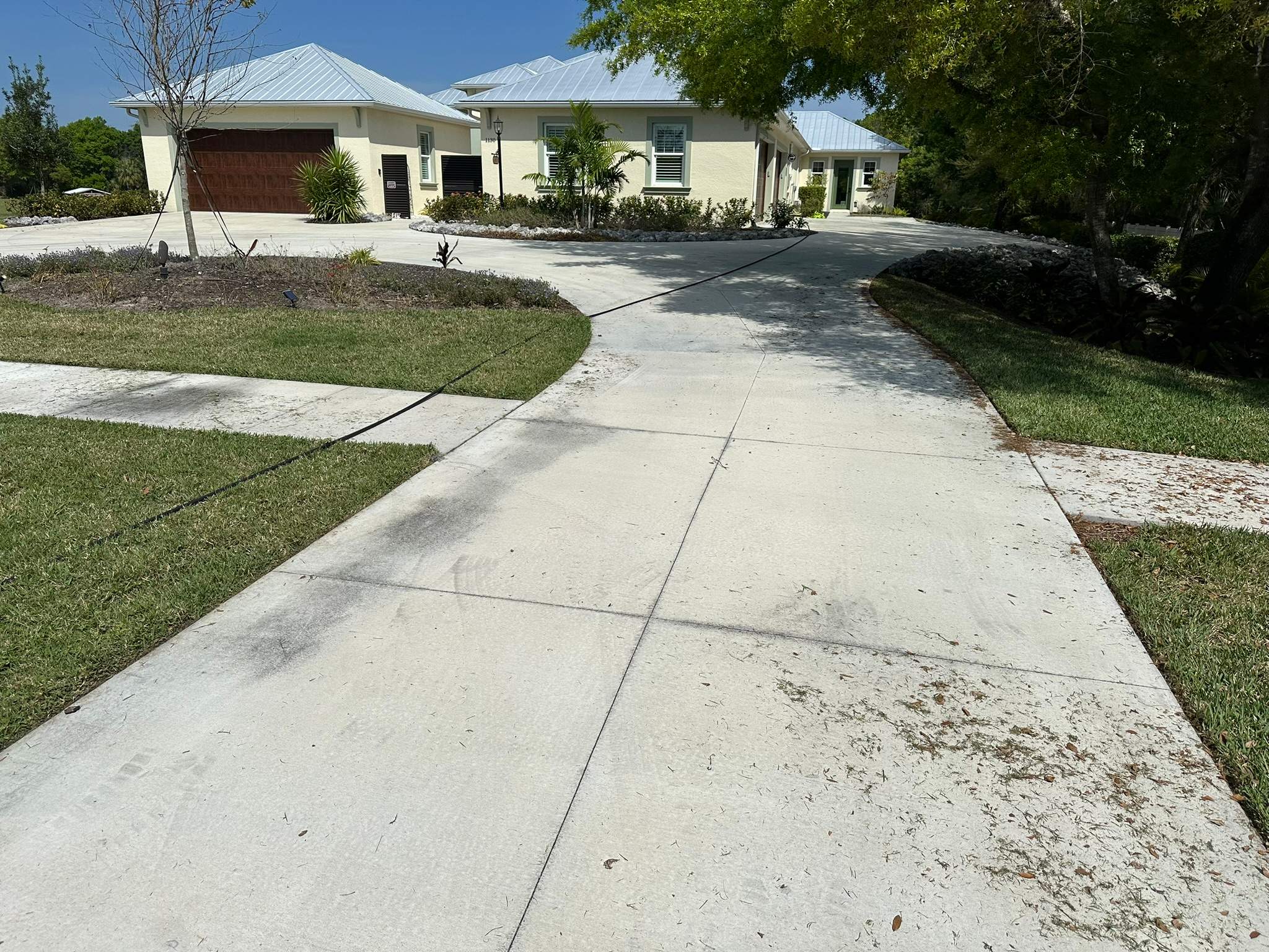 🏡 Large Concrete Driveway & Sidewalk Cleaning – Winding River Community, Bradenton, FL by Sunshine AquaWash