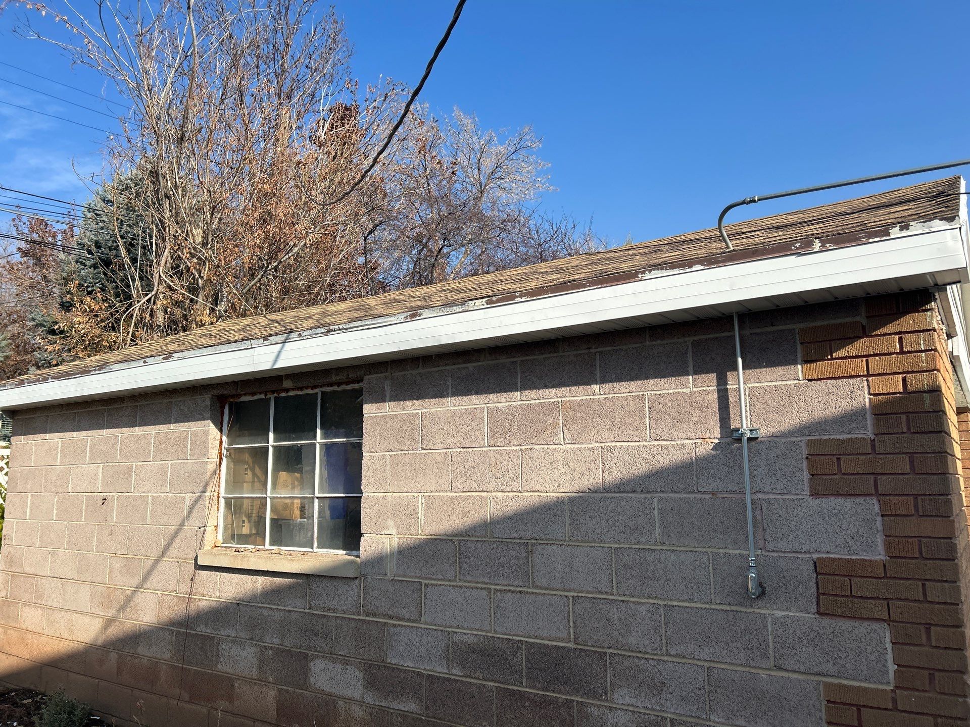 Salt Lake City | Mixed Profile Hardie Accent | Cobble Stone & Arctic White by Ideal Siding Utah