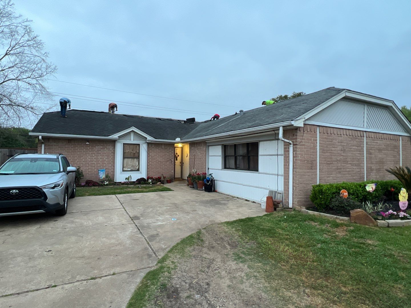 IKO Cambridge Dual Black by HHH Roofing & Construction