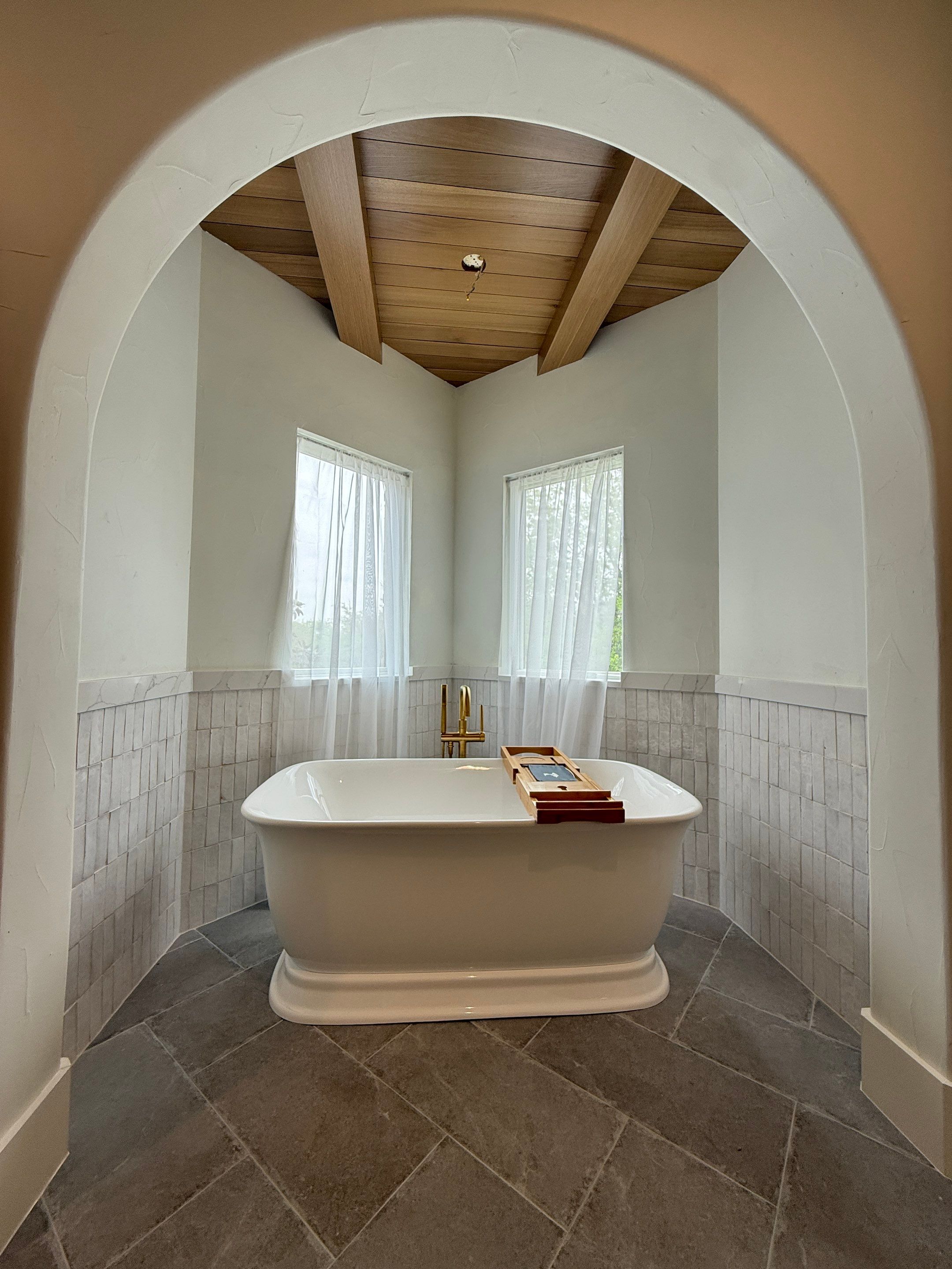 Luxury Remodel in Castle Hills by HOMES BY JAR