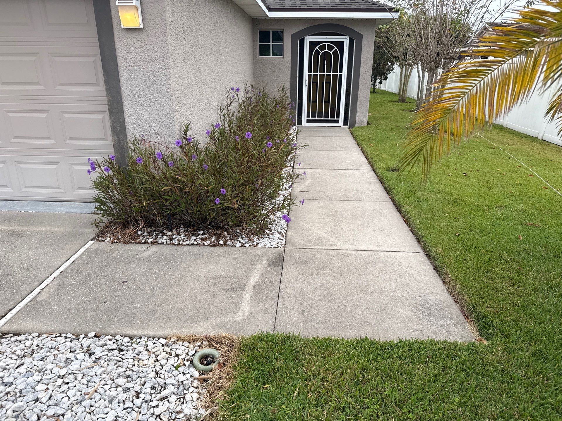 Vinyl Fence Cleaning, Driveway & Sidewalk Cleaning in Crystal Lakes – Palmetto, FL by Sunshine AquaWash
