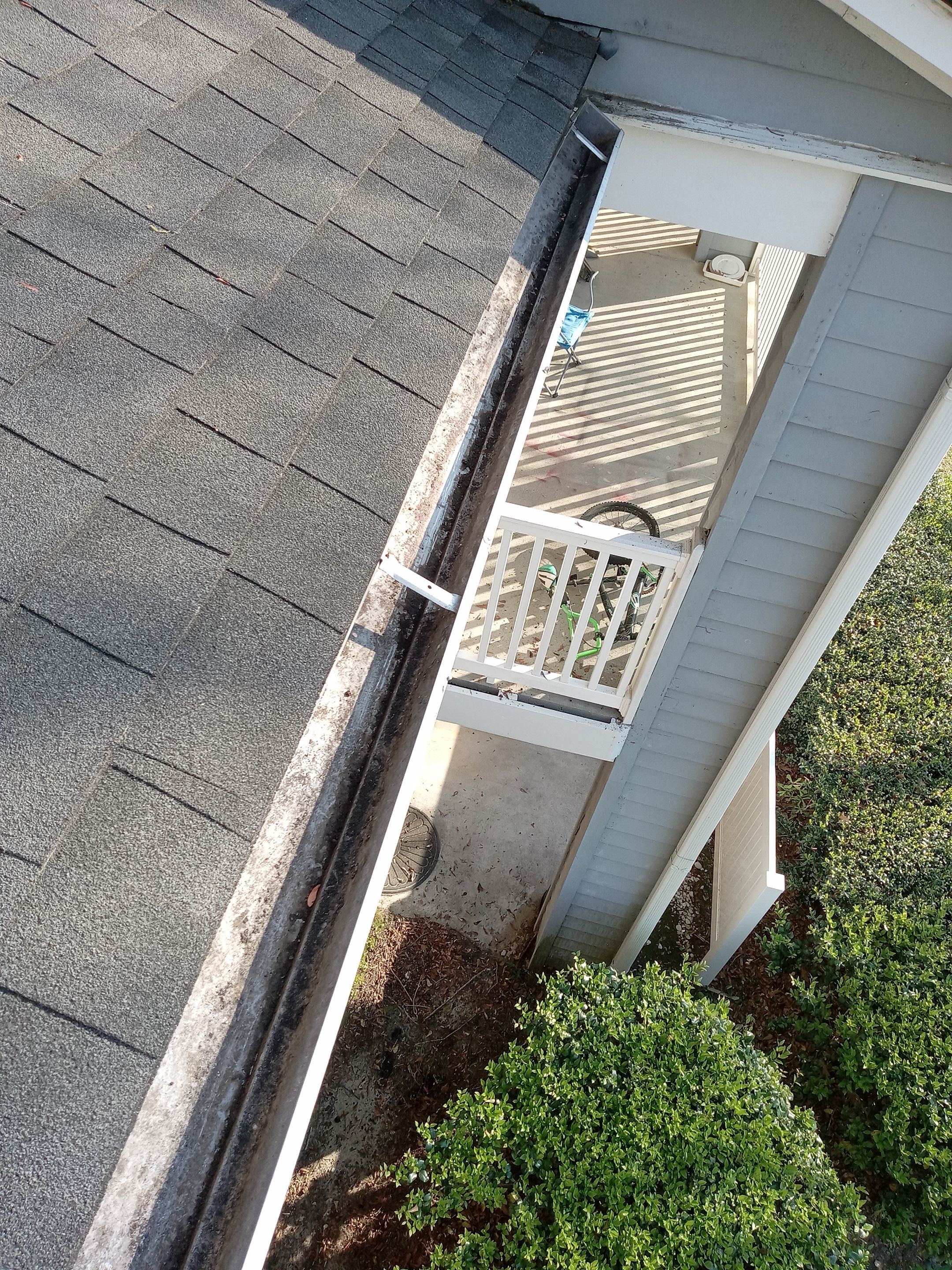 Commercial gutter cleaning Georgia after photo with clean gutters