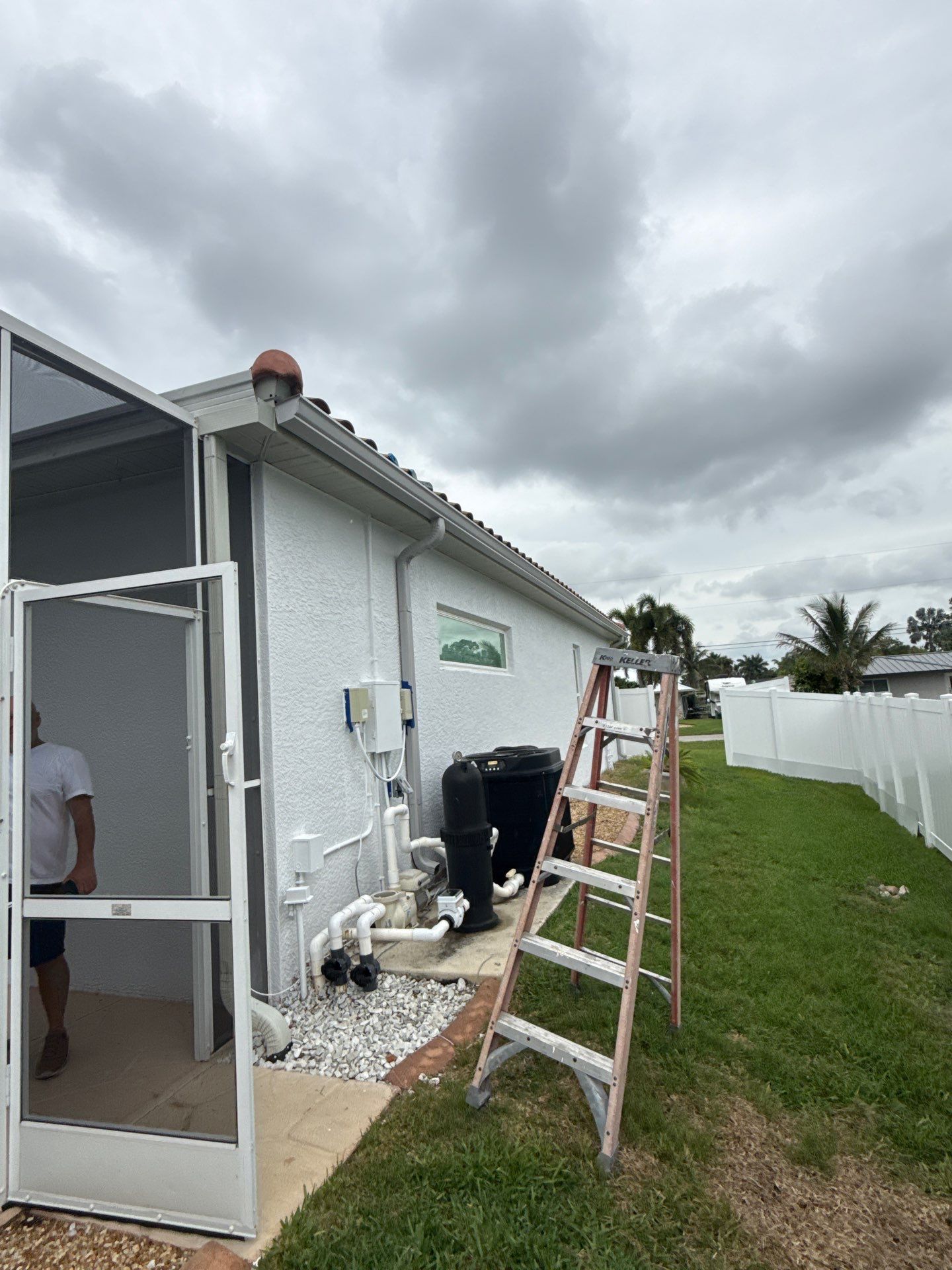 7 inch seamless gutters using Seamless Aluminum Gutters in Fort Myers, FL by Gutter Professors